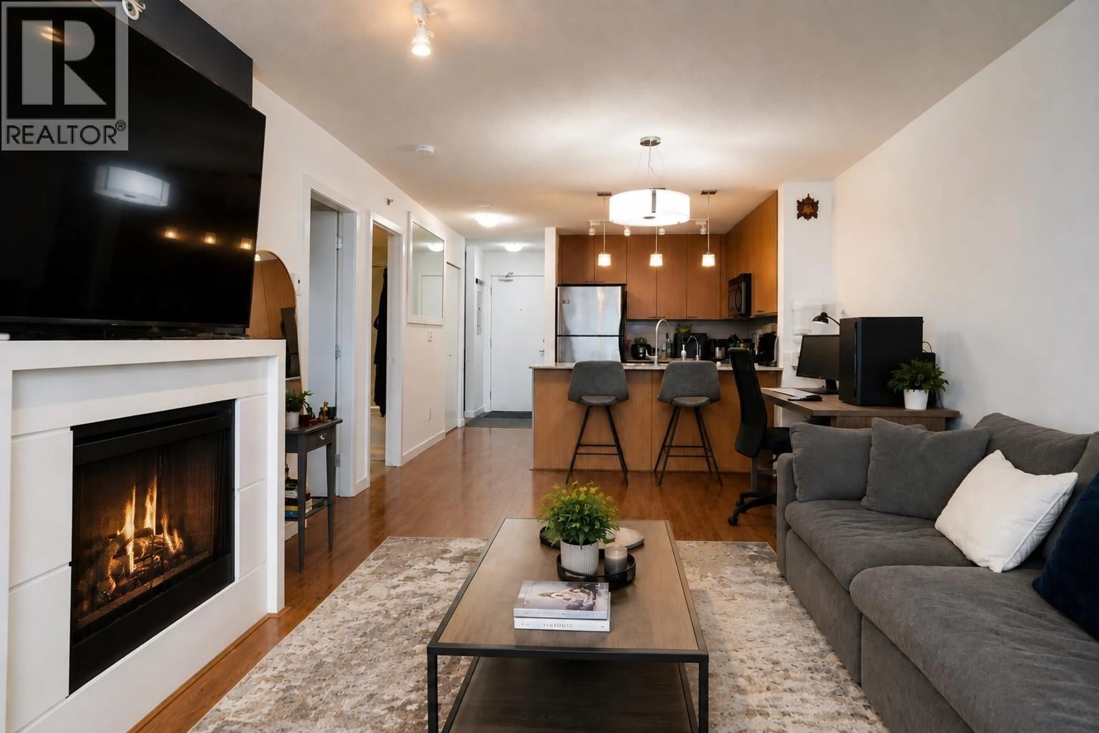 Living room with furniture, wood/laminate floor for 1006 - 39 SIXTH STREET, New Westminster British Columbia V3L0B3