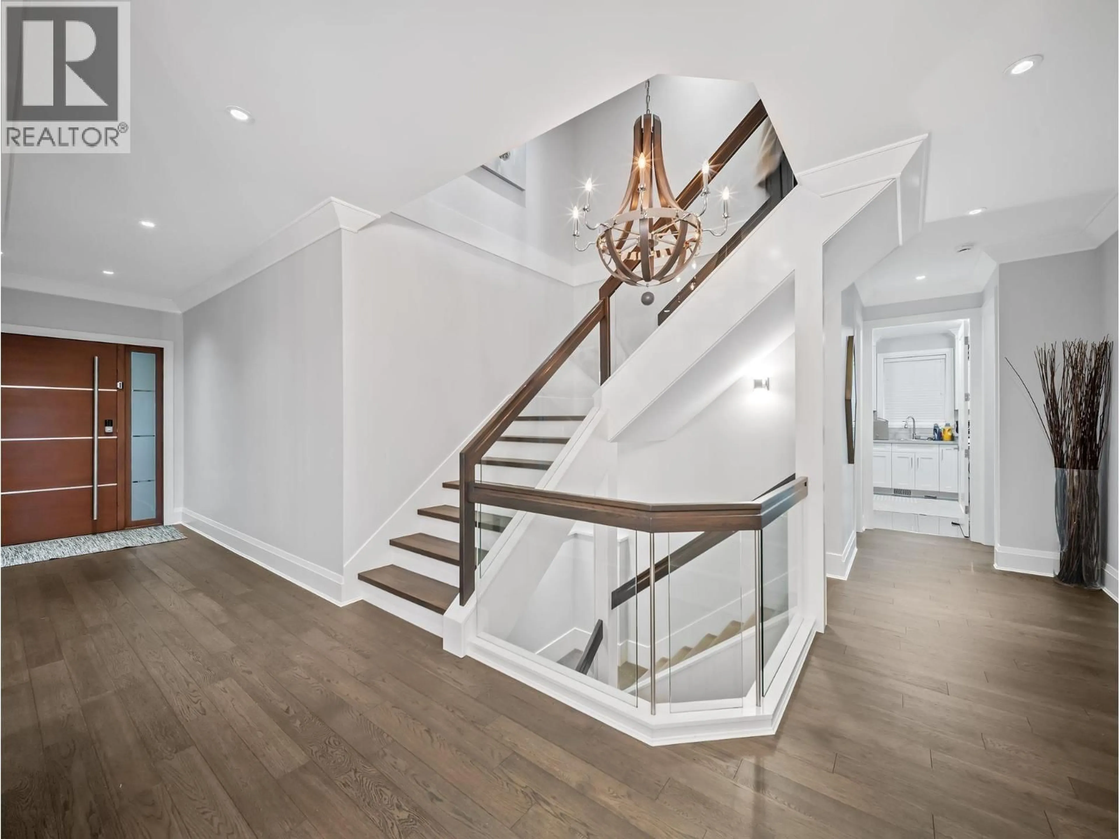 Stairs for 433 QUEENS ROAD, North Vancouver British Columbia V7N4E7
