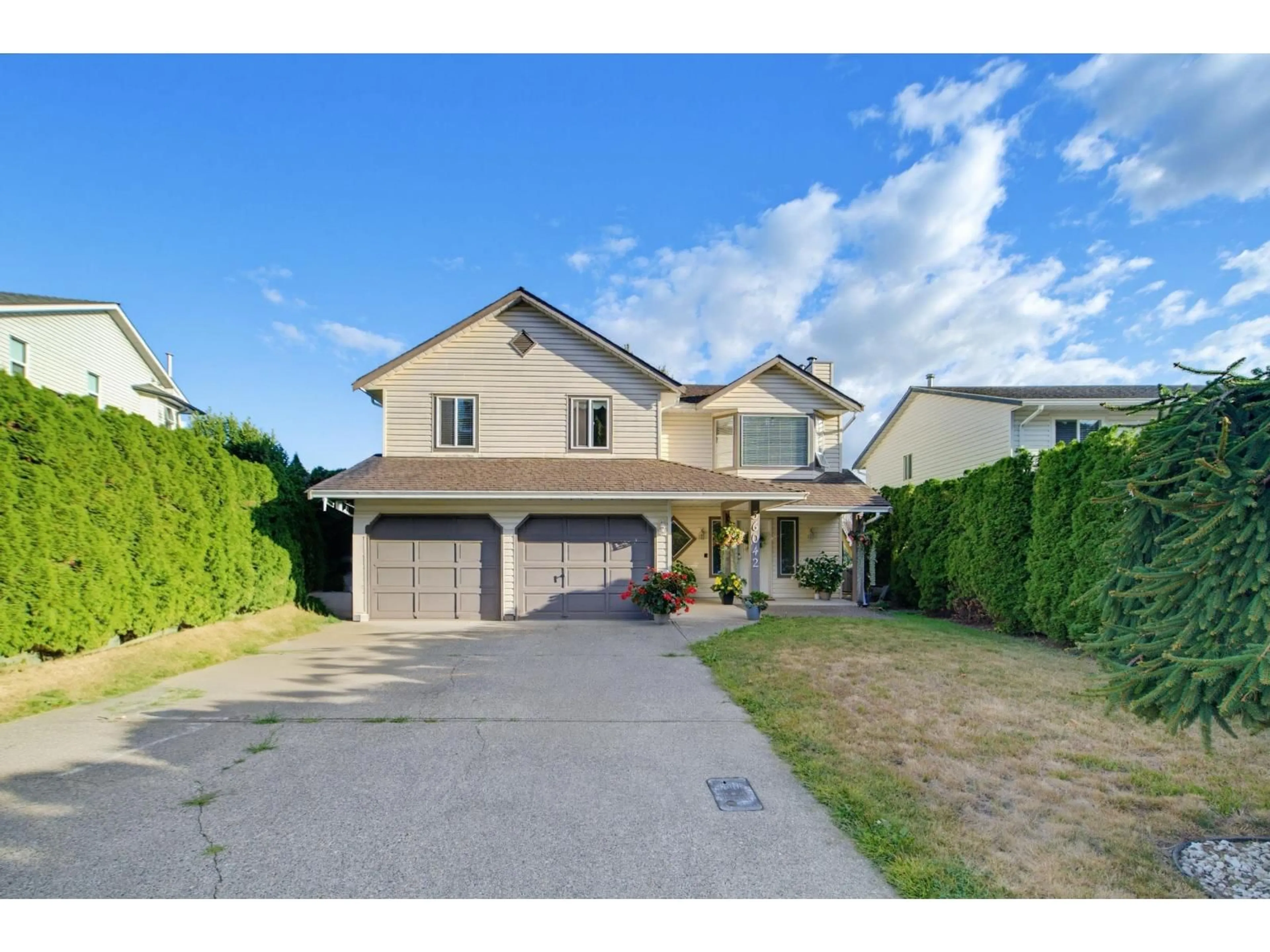 A pic from outside/outdoor area/front of a property/back of a property/a pic from drone, street for 36042 SOUTHRIDGE PLACE, Abbotsford British Columbia V3G1E2