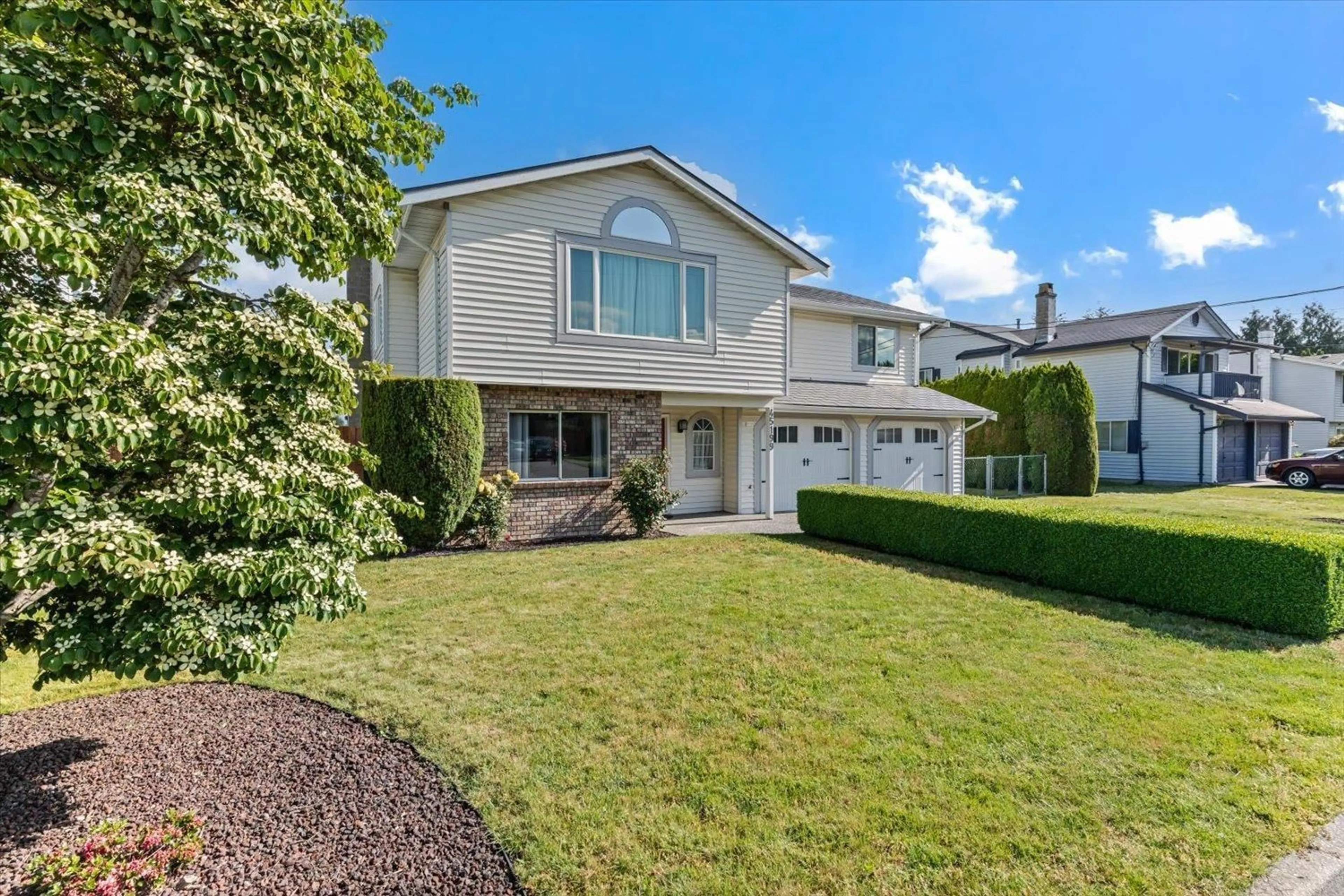 Home with vinyl exterior material, street for 45199 STEVENSON ROAD, Chilliwack British Columbia V2R1L9