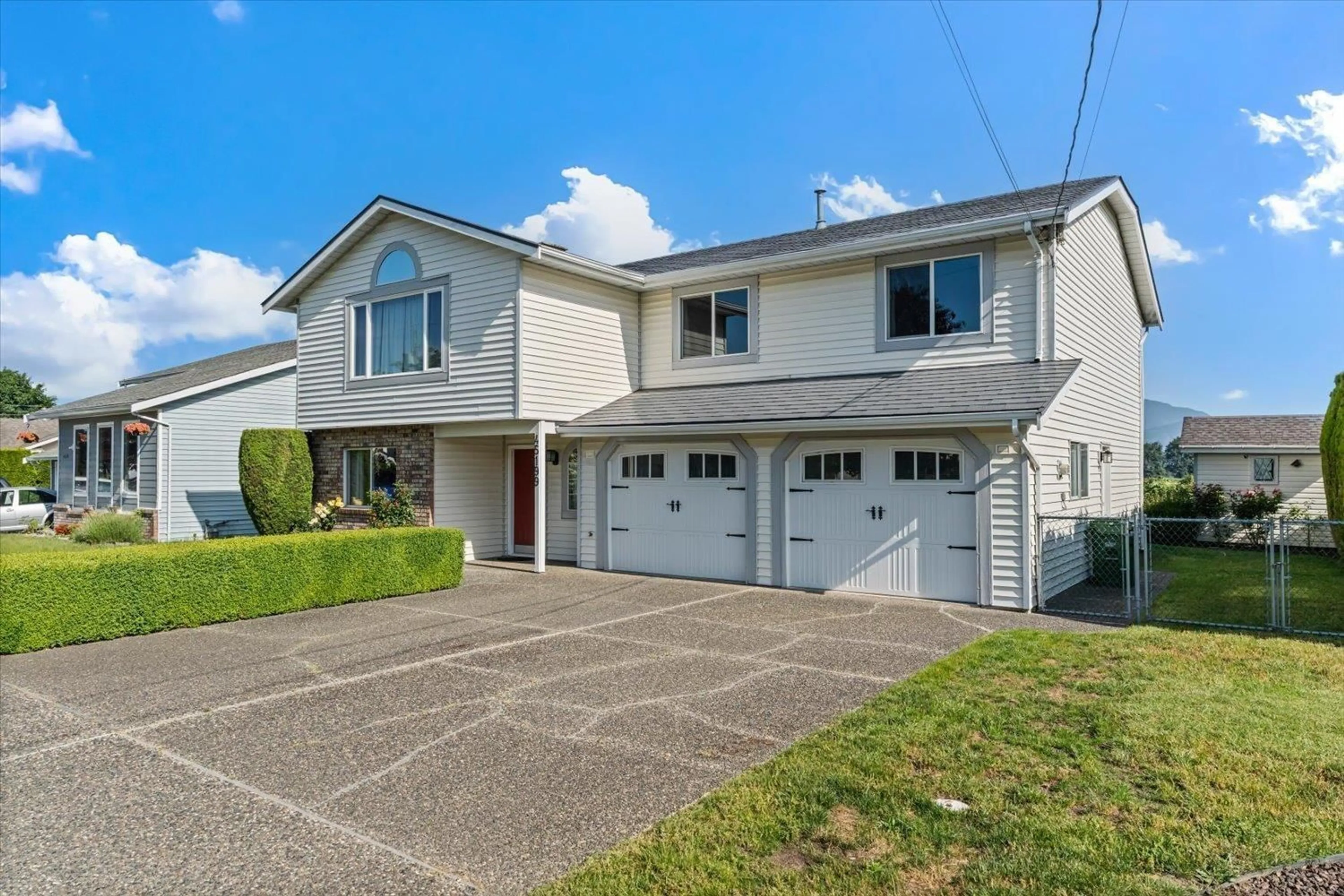 Home with vinyl exterior material, street for 45199 STEVENSON ROAD, Chilliwack British Columbia V2R1L9