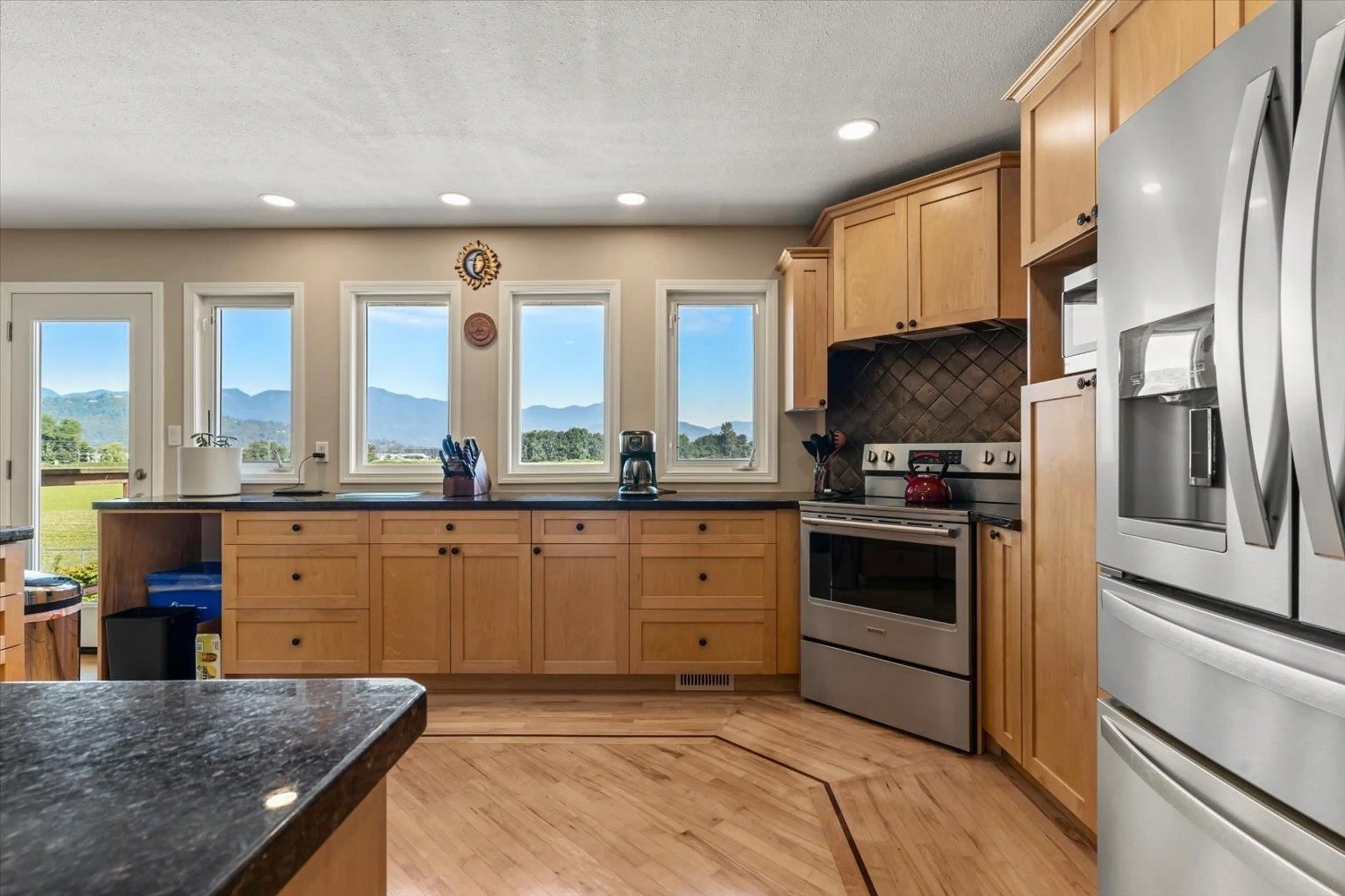 Open concept kitchen, ceramic/tile floor for 45199 STEVENSON ROAD, Chilliwack British Columbia V2R1L9