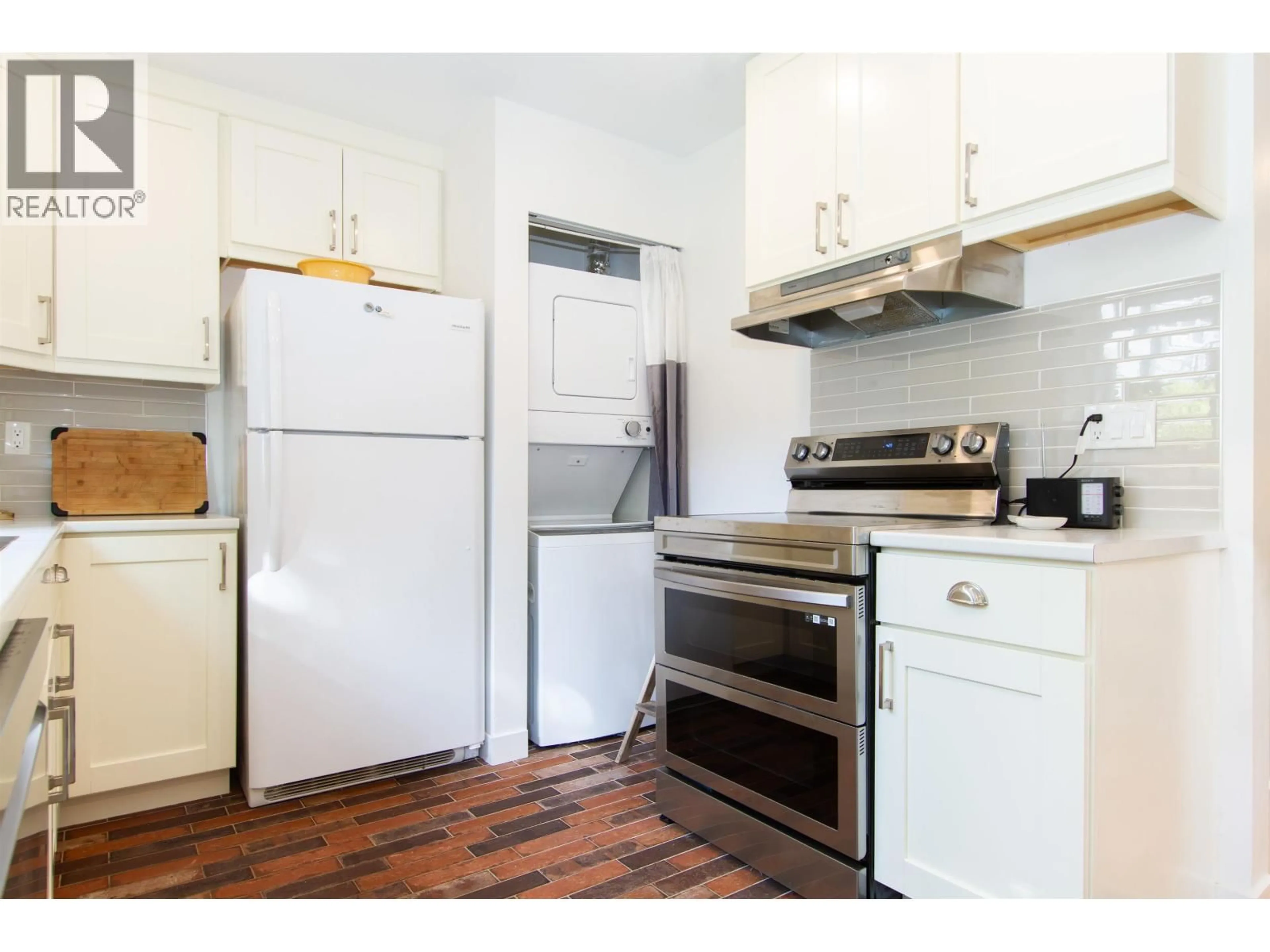 Standard kitchen, wood/laminate floor for E108 - 40180 WILLOW CRESCENT, Squamish British Columbia V8B0M3