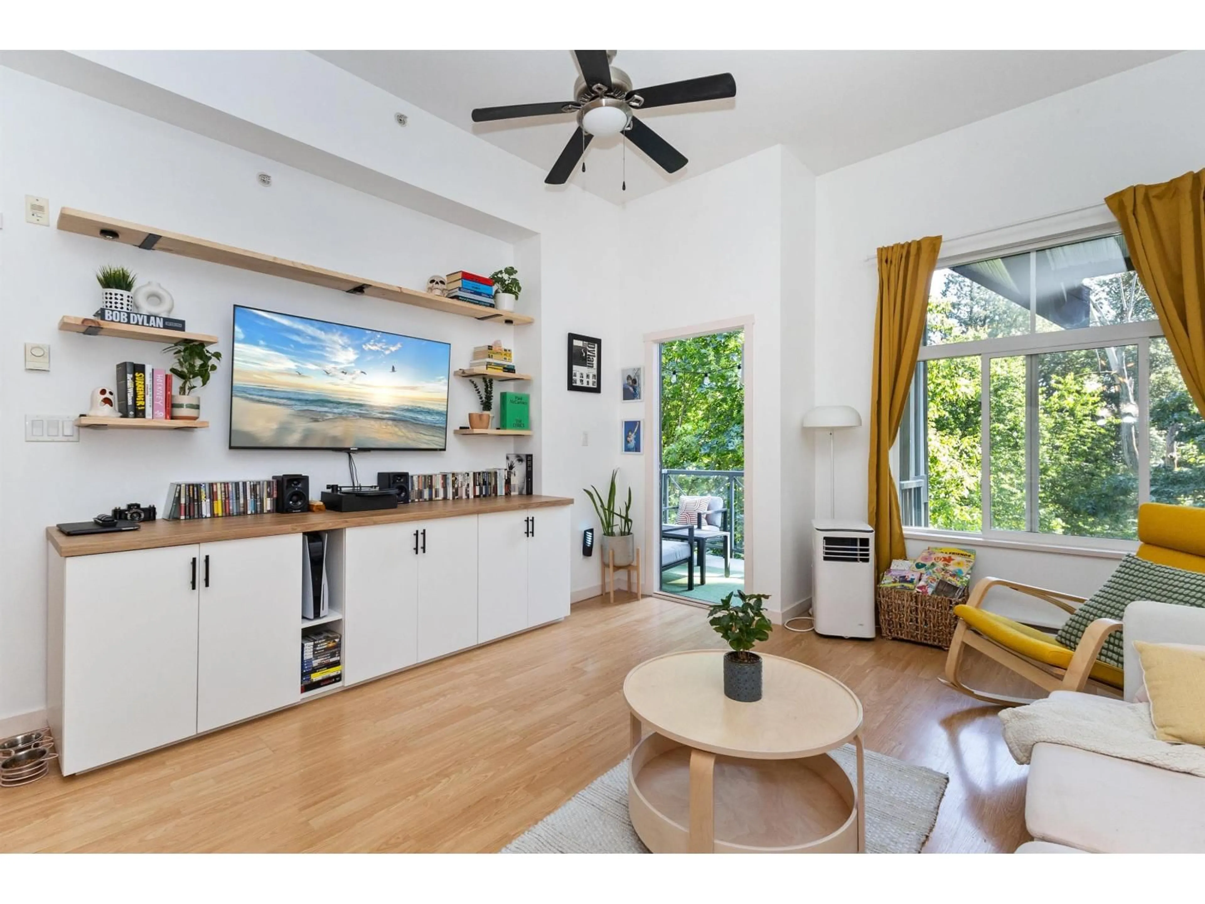Open concept kitchen, wood/laminate floor for 406 - 33338 BOURQUIN CRESCENT EAST, Abbotsford British Columbia V2S1Y1