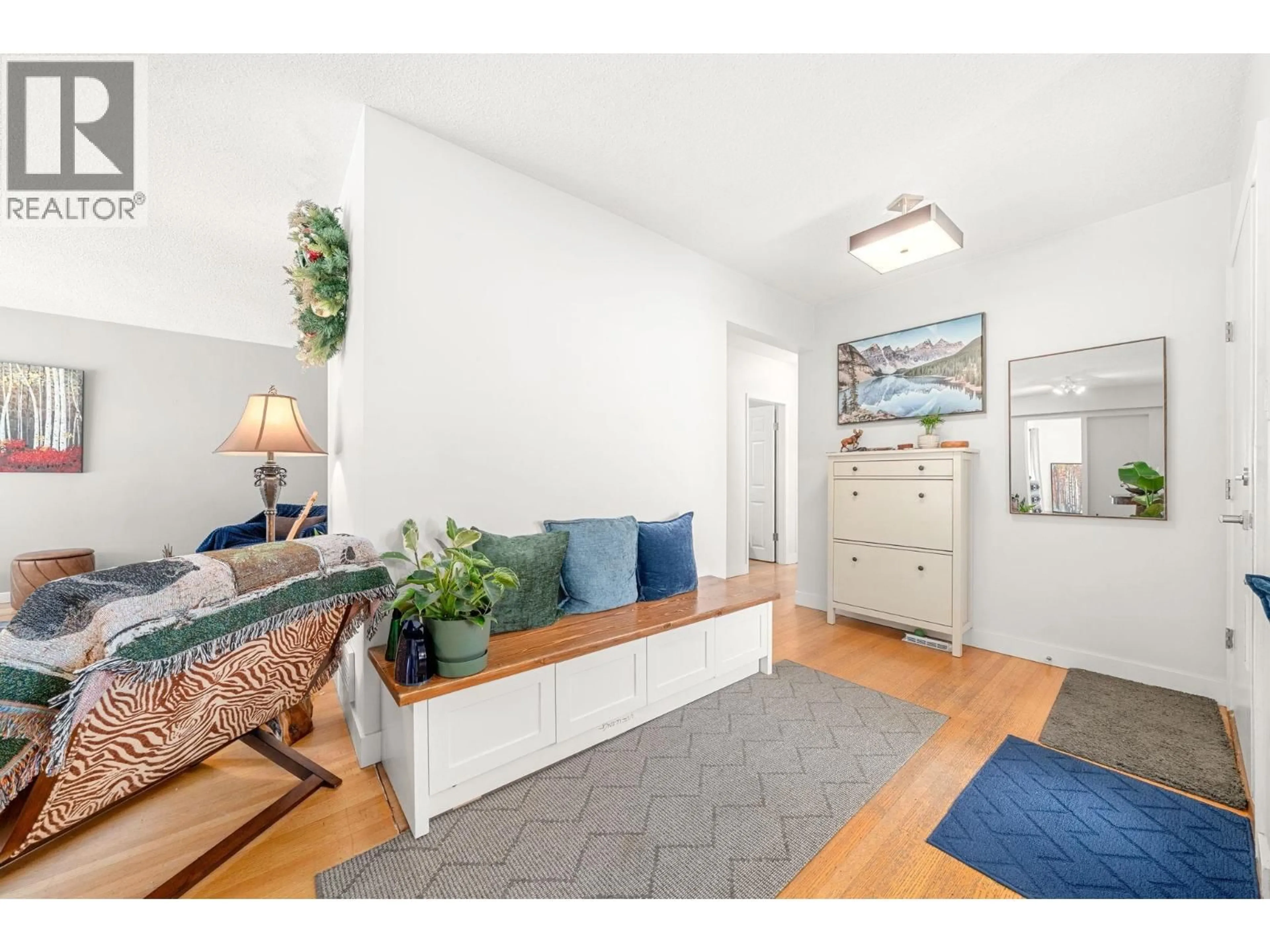 Indoor entryway for 1120 WELLINGTON DRIVE, North Vancouver British Columbia V7K1L2
