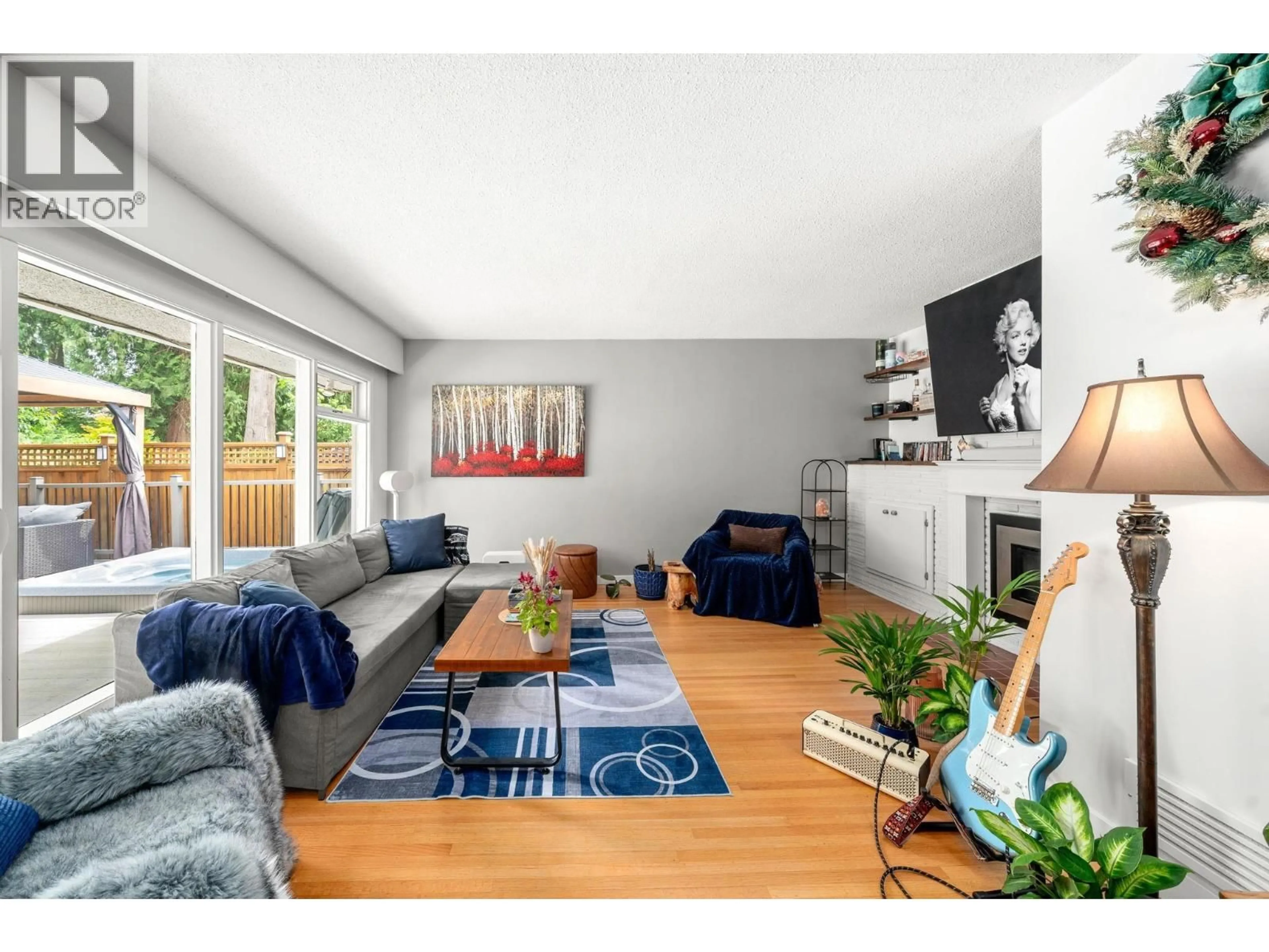 Living room with furniture, wood/laminate floor for 1120 WELLINGTON DRIVE, North Vancouver British Columbia V7K1L2