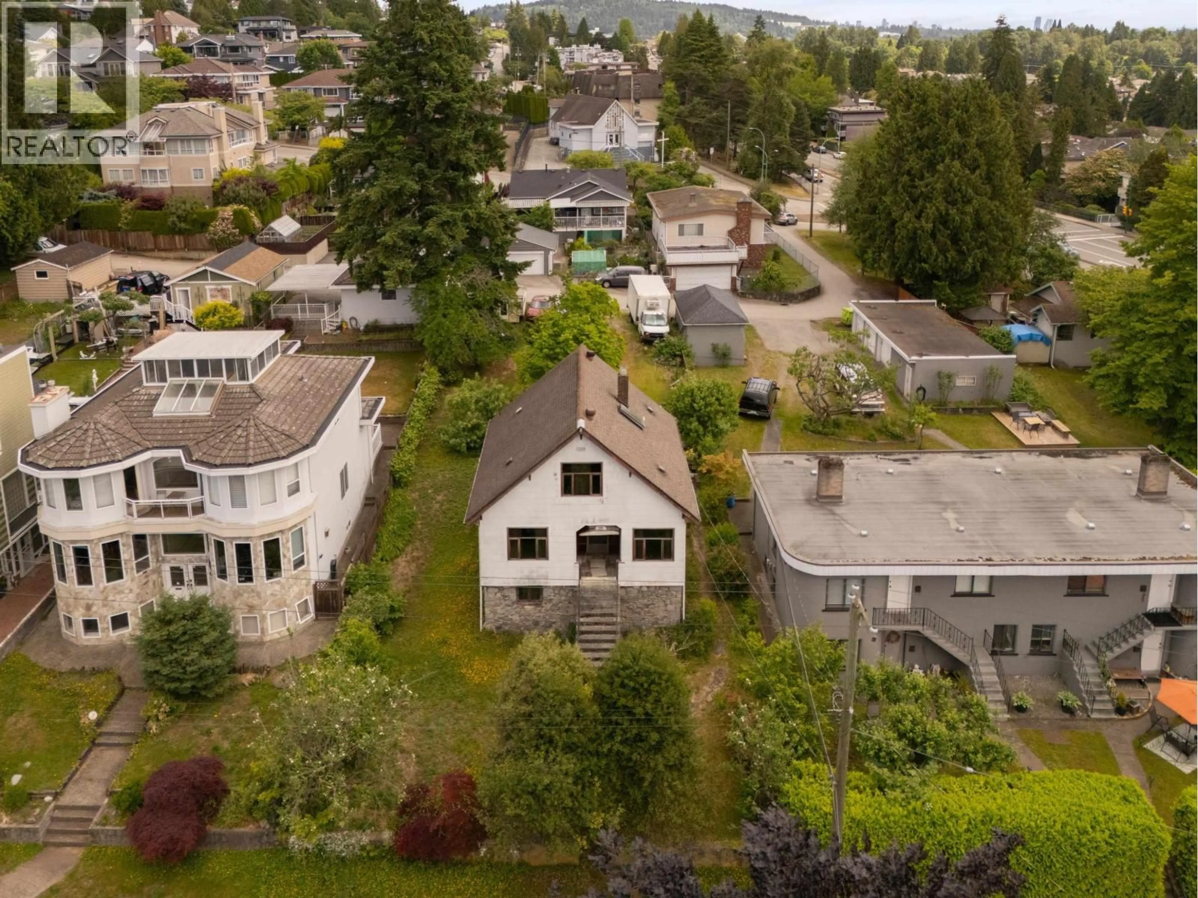 A pic from outside/outdoor area/front of a property/back of a property/a pic from drone, unknown for 380 DELTA AVENUE, Burnaby British Columbia V5B3C5