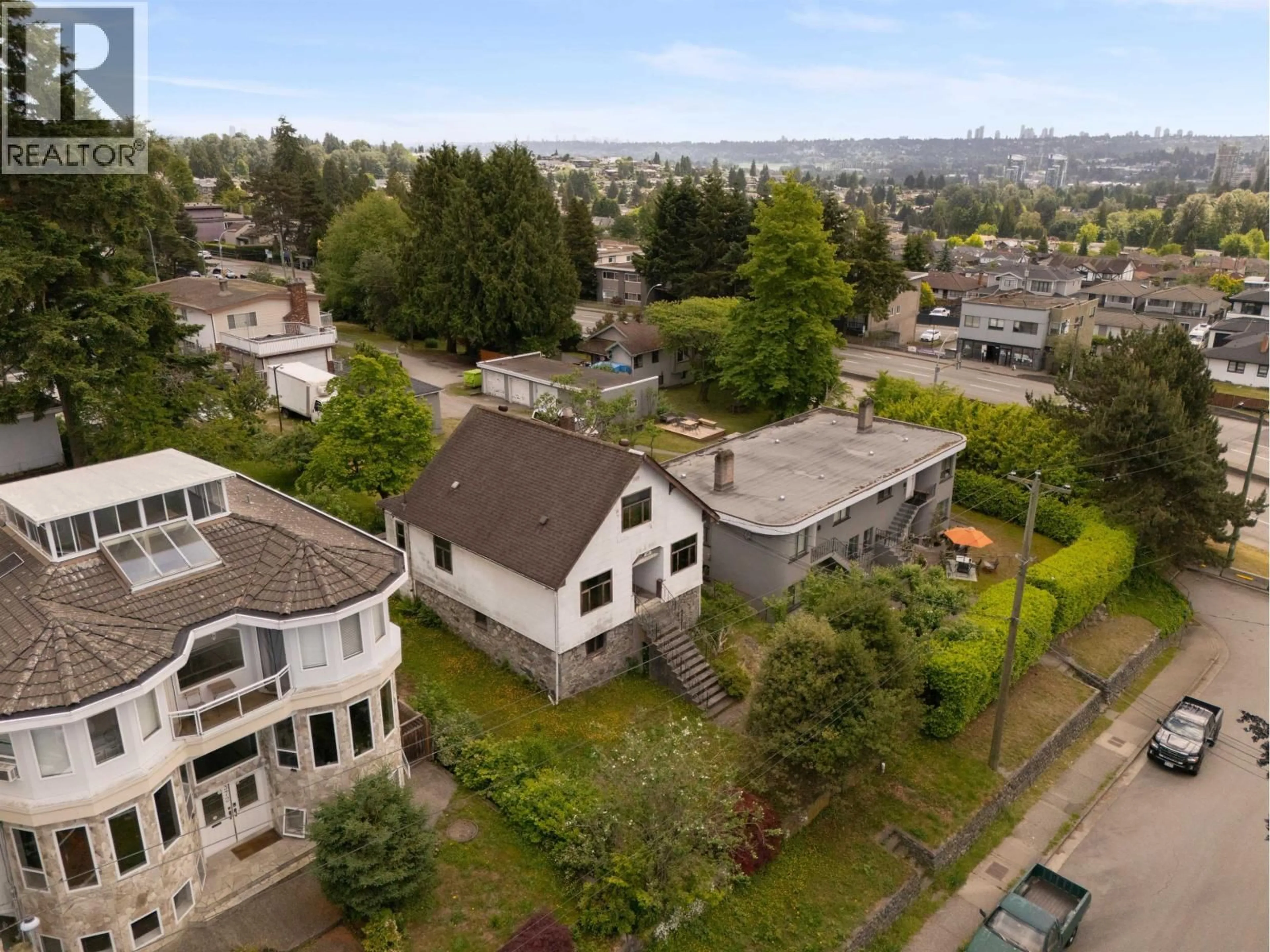 A pic from outside/outdoor area/front of a property/back of a property/a pic from drone, unknown for 380 DELTA AVENUE, Burnaby British Columbia V5B3C5