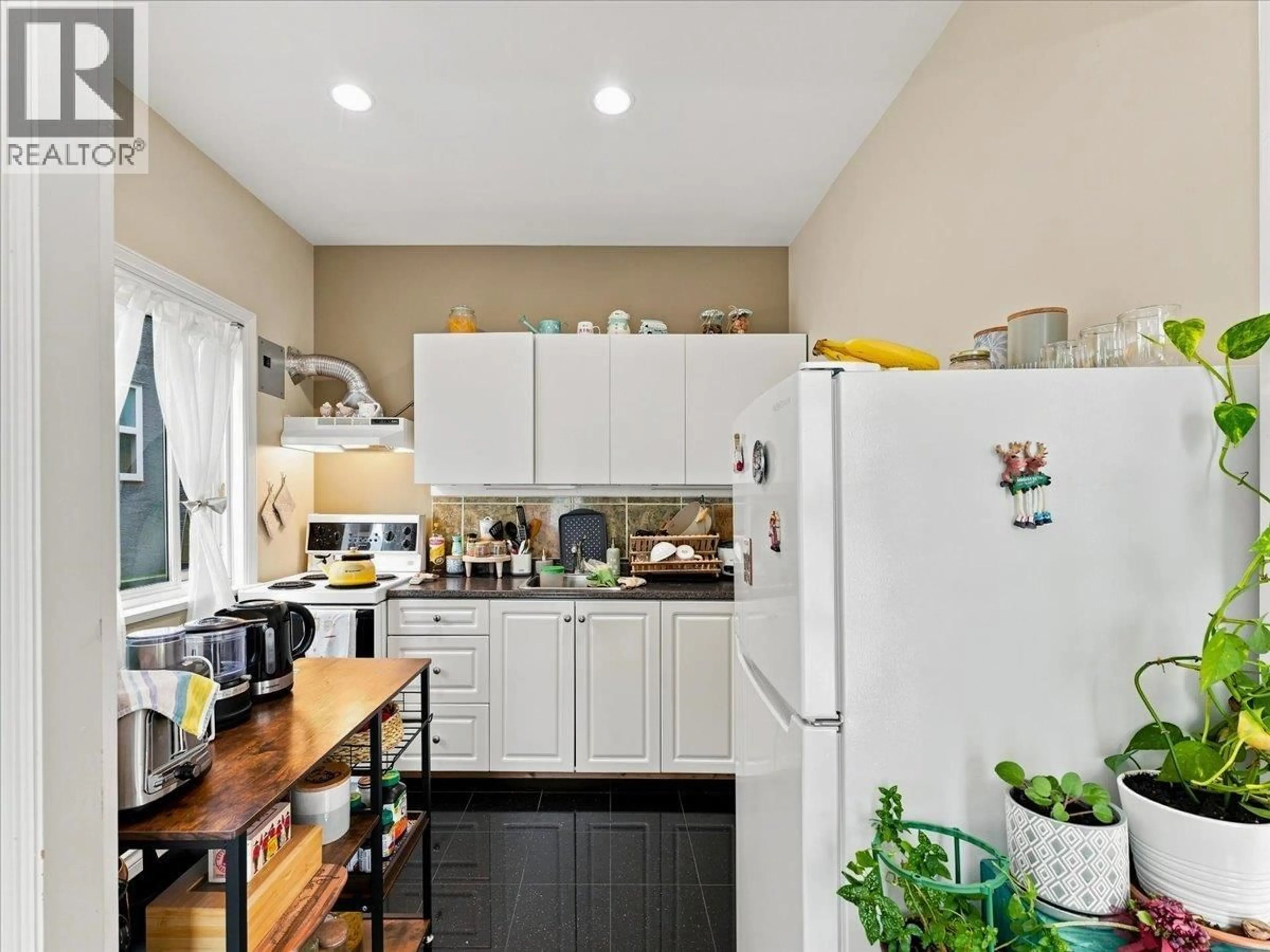 Standard kitchen, unknown for 2579 45TH AVENUE, Vancouver British Columbia V6N3K9