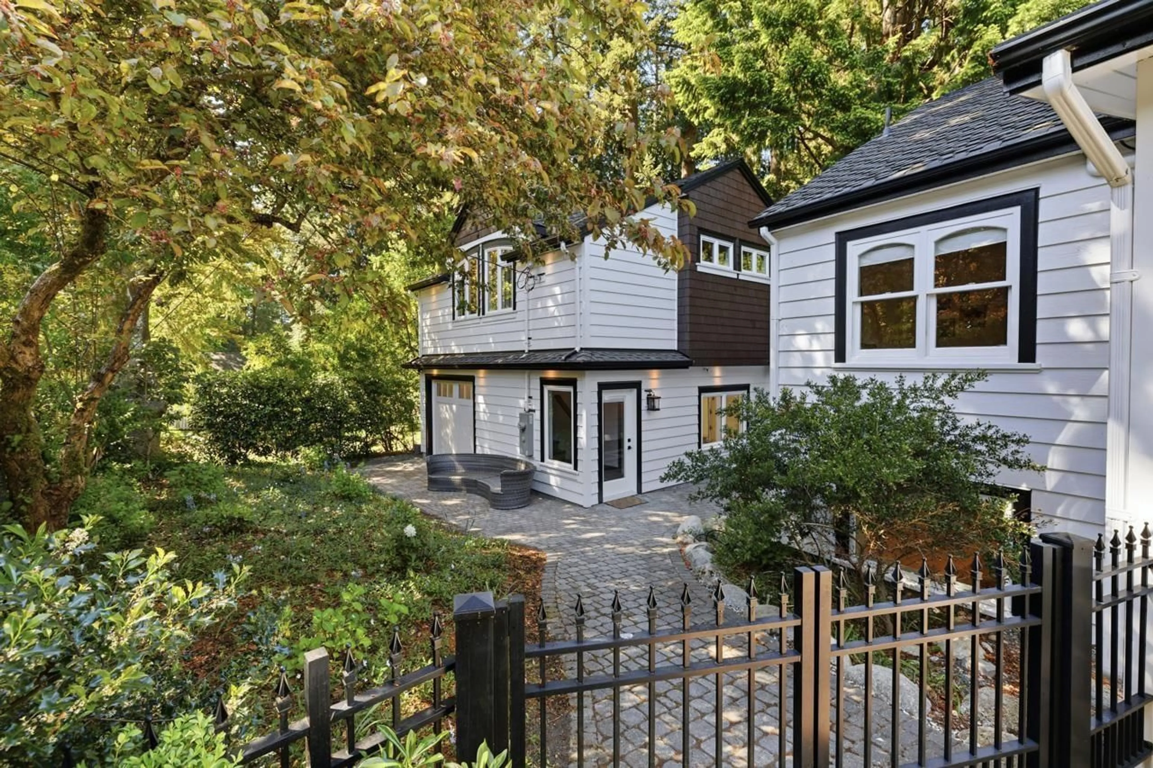 A pic from outside/outdoor area/front of a property/back of a property/a pic from drone, street for 12682 CRESCENT ROAD, Surrey British Columbia V4A2V5
