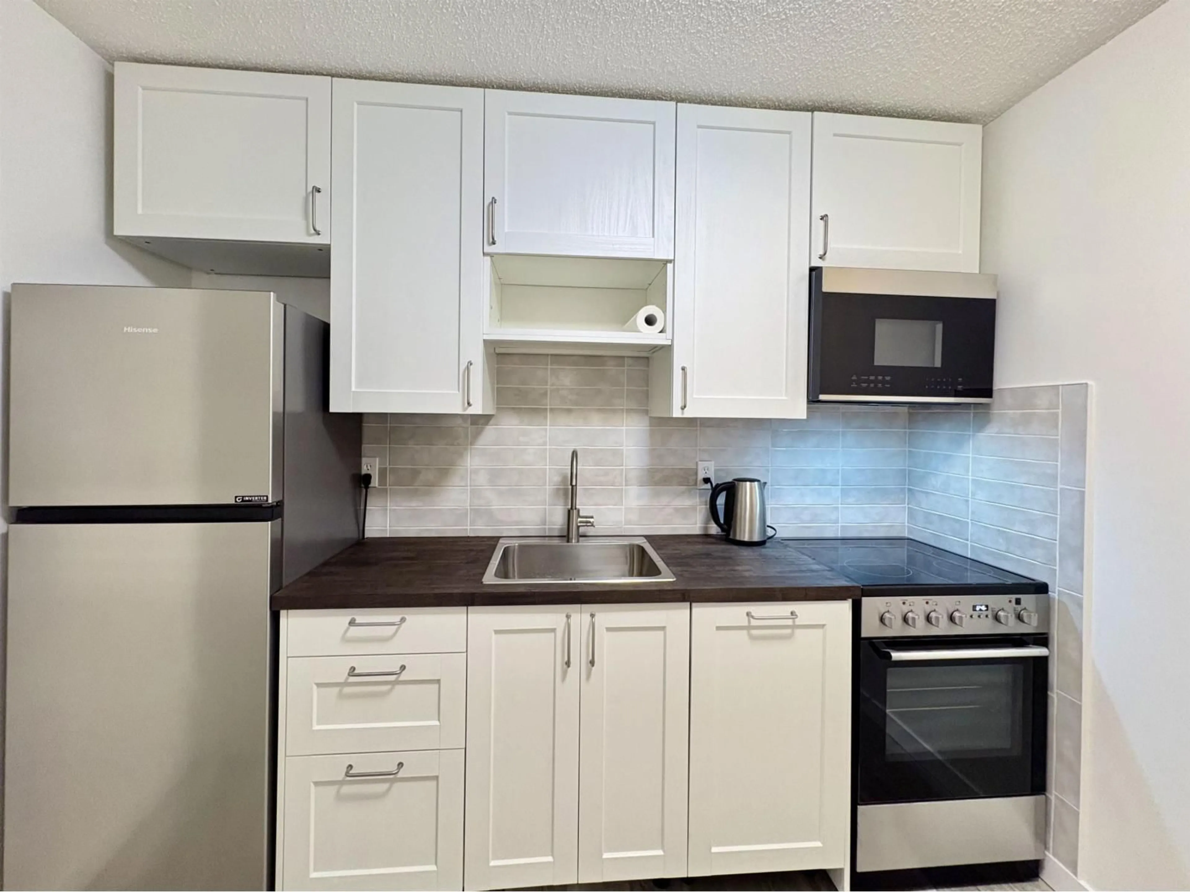 Standard kitchen, wood/laminate floor for 111 - 45749 SPADINA AVENUE, Chilliwack British Columbia V2P1T5