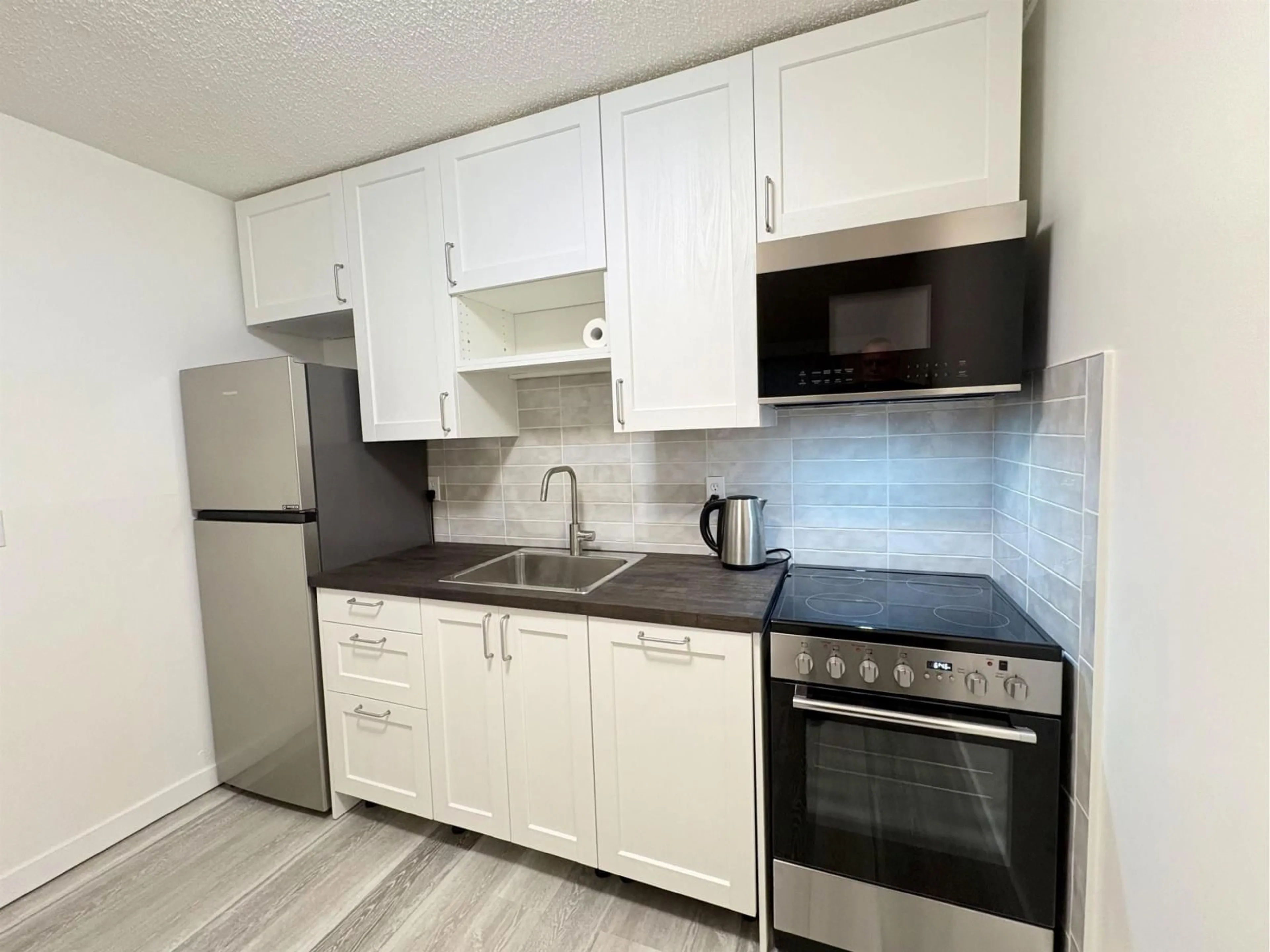 Standard kitchen, wood/laminate floor for 111 - 45749 SPADINA AVENUE, Chilliwack British Columbia V2P1T5