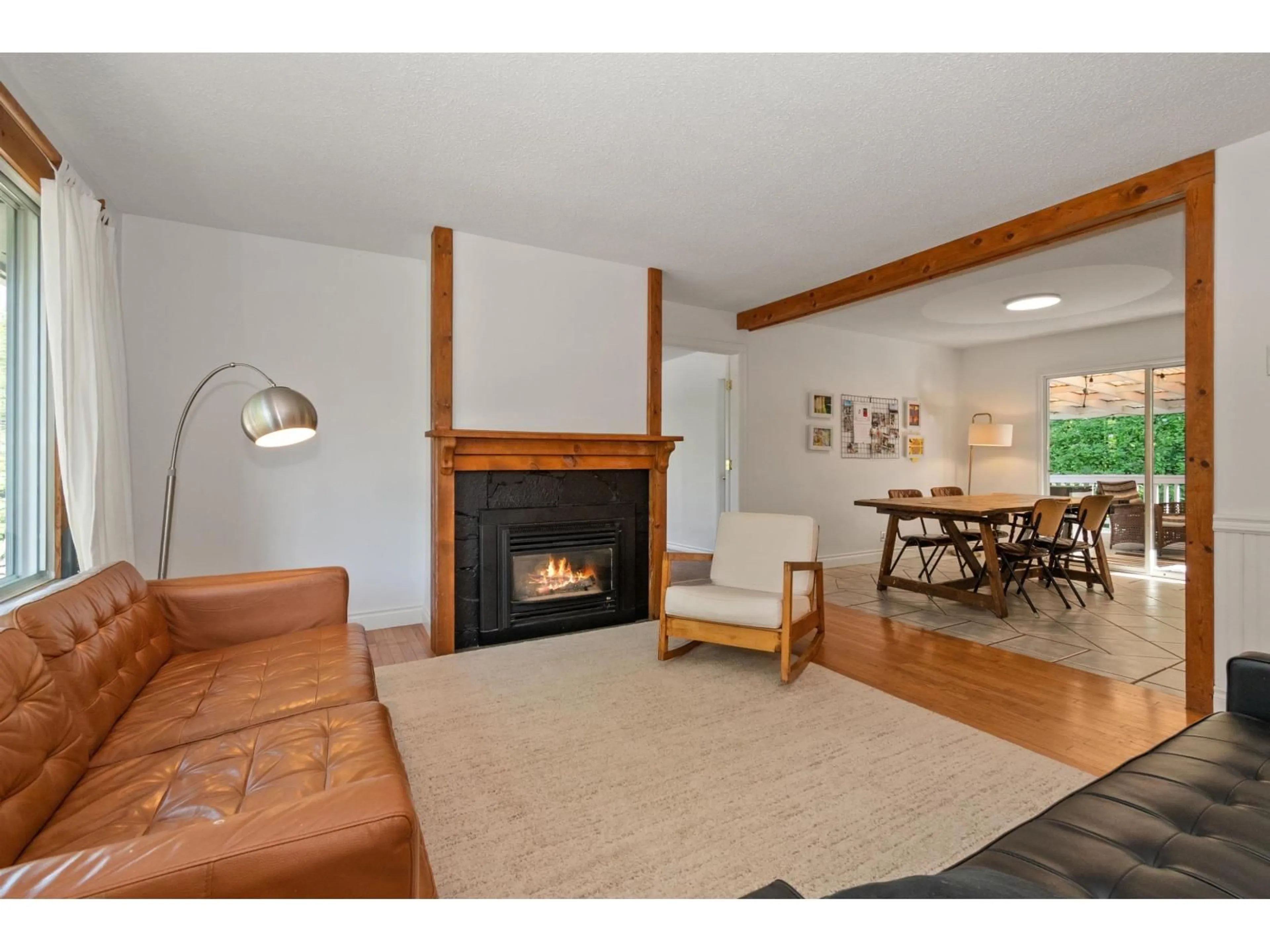 Living room with furniture, wood/laminate floor for 43810 VEDDER MOUNTAIN ROAD, Chilliwack British Columbia V2R4C5
