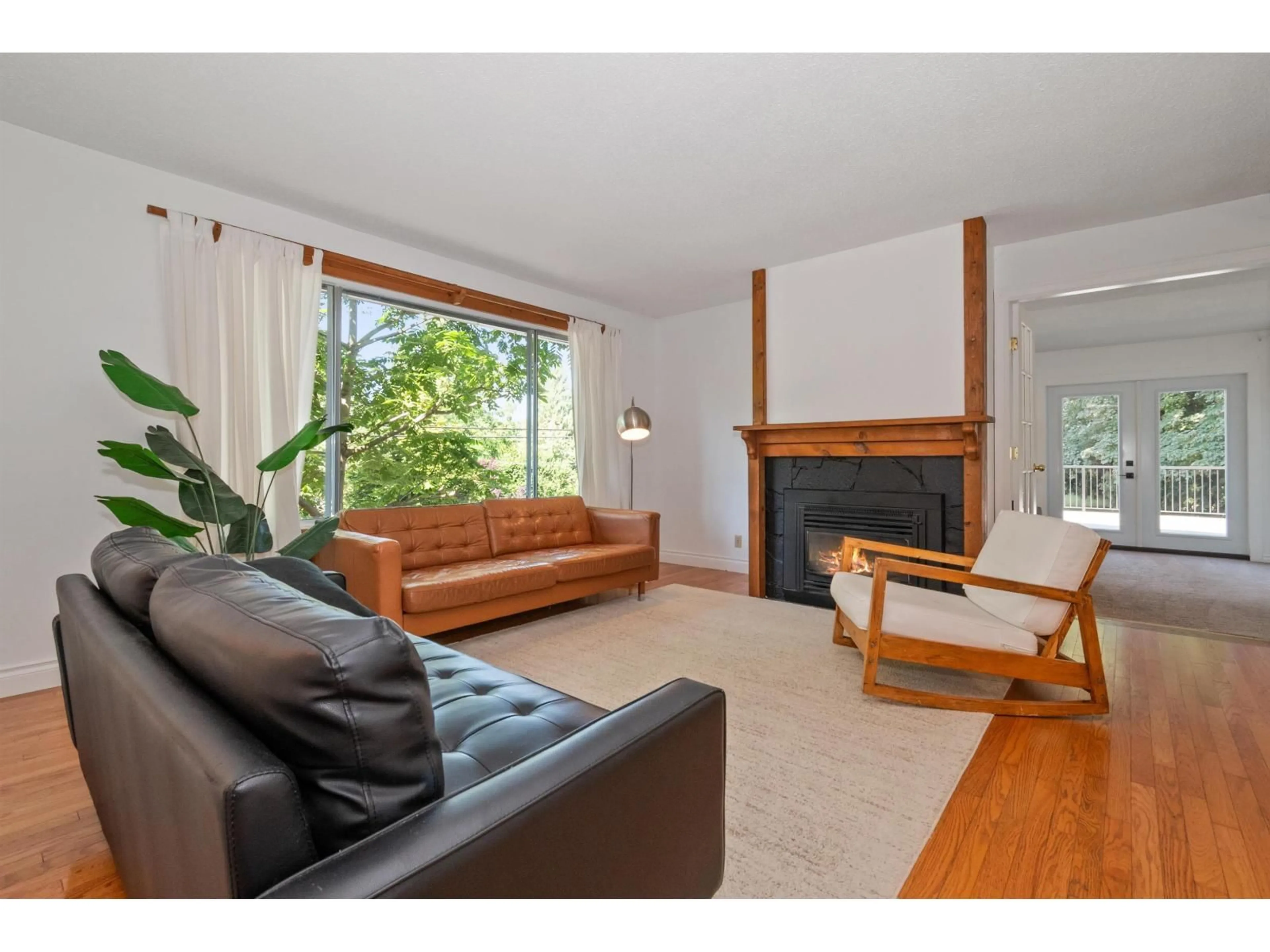 Living room with furniture, wood/laminate floor for 43810 VEDDER MOUNTAIN ROAD, Chilliwack British Columbia V2R4C5