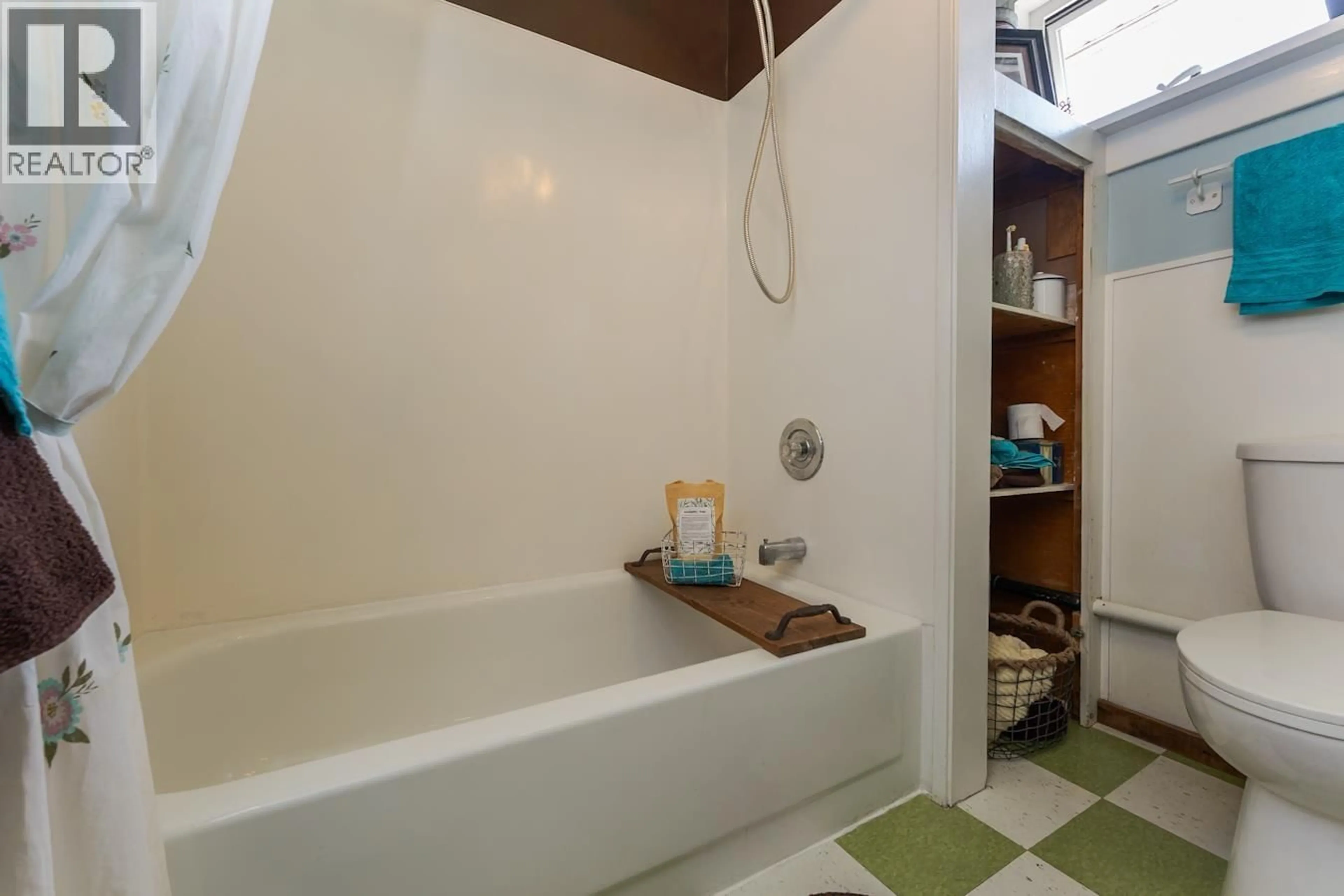 Standard bathroom, ceramic/tile floor for 1787 7TH AVENUE, Prince George British Columbia V2K3P7