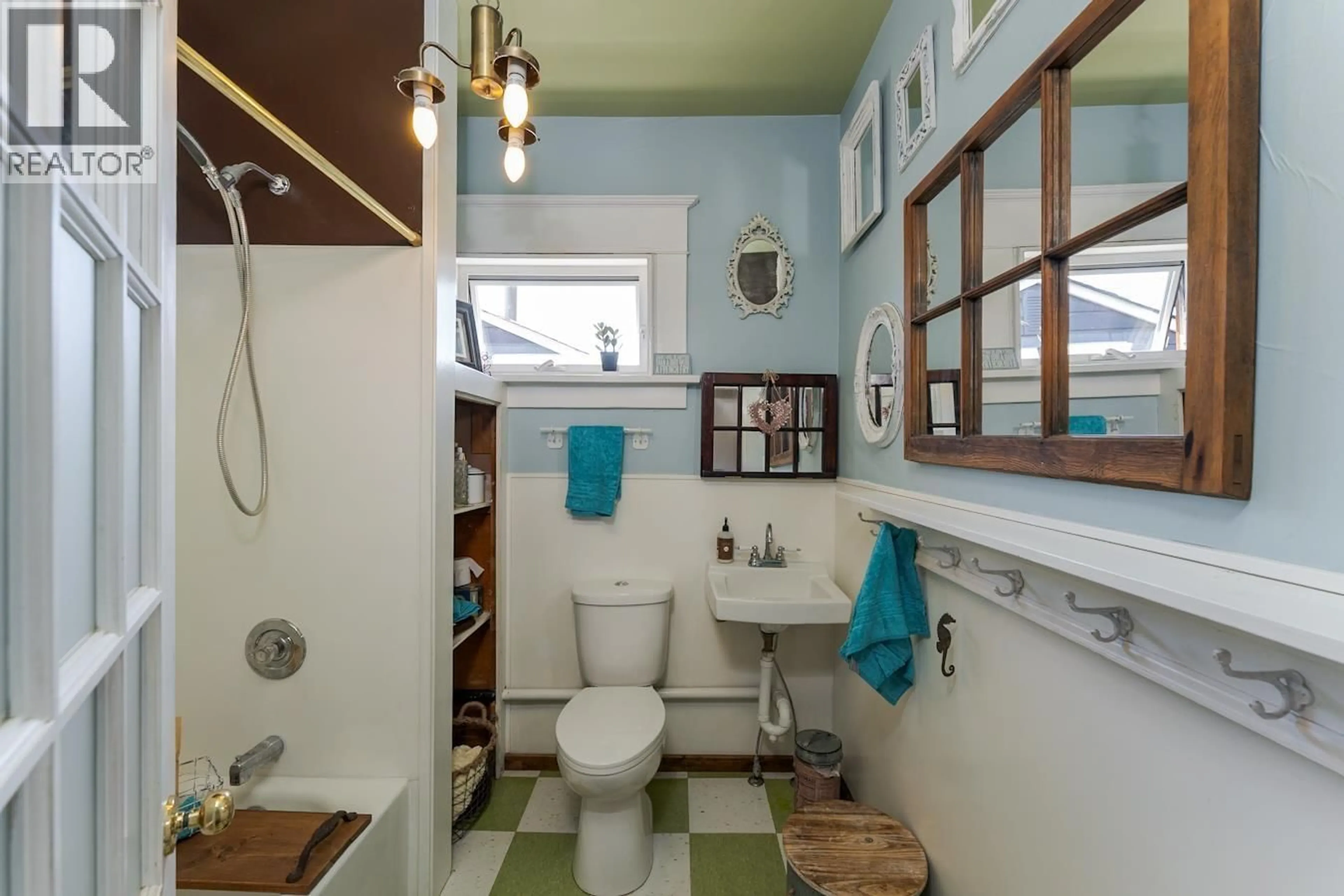 Standard bathroom, ceramic/tile floor for 1787 7TH AVENUE, Prince George British Columbia V2K3P7
