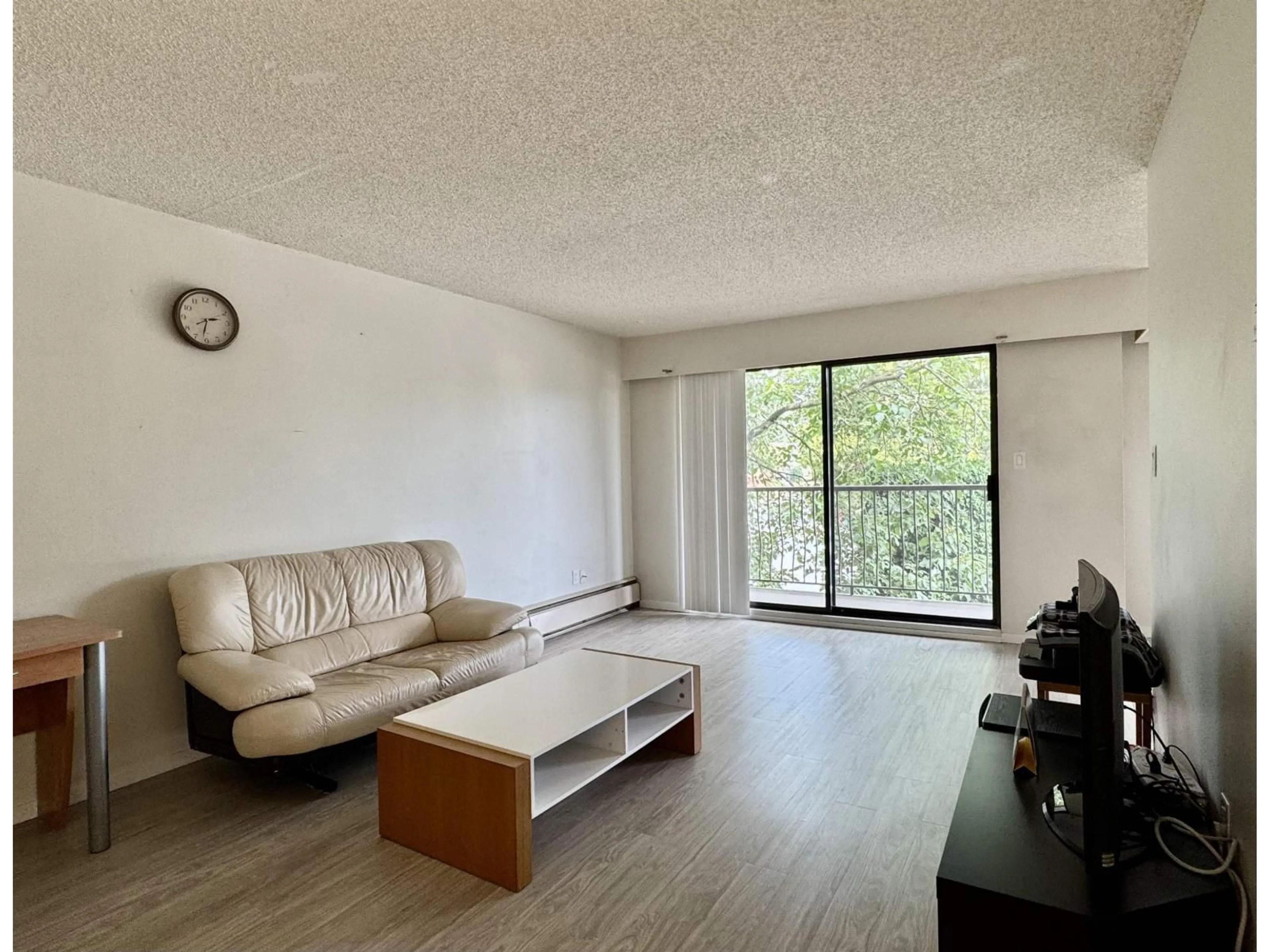 Living room with furniture, wood/laminate floor for 129 - 1909 SALTON ROAD, Abbotsford British Columbia V2S5B6