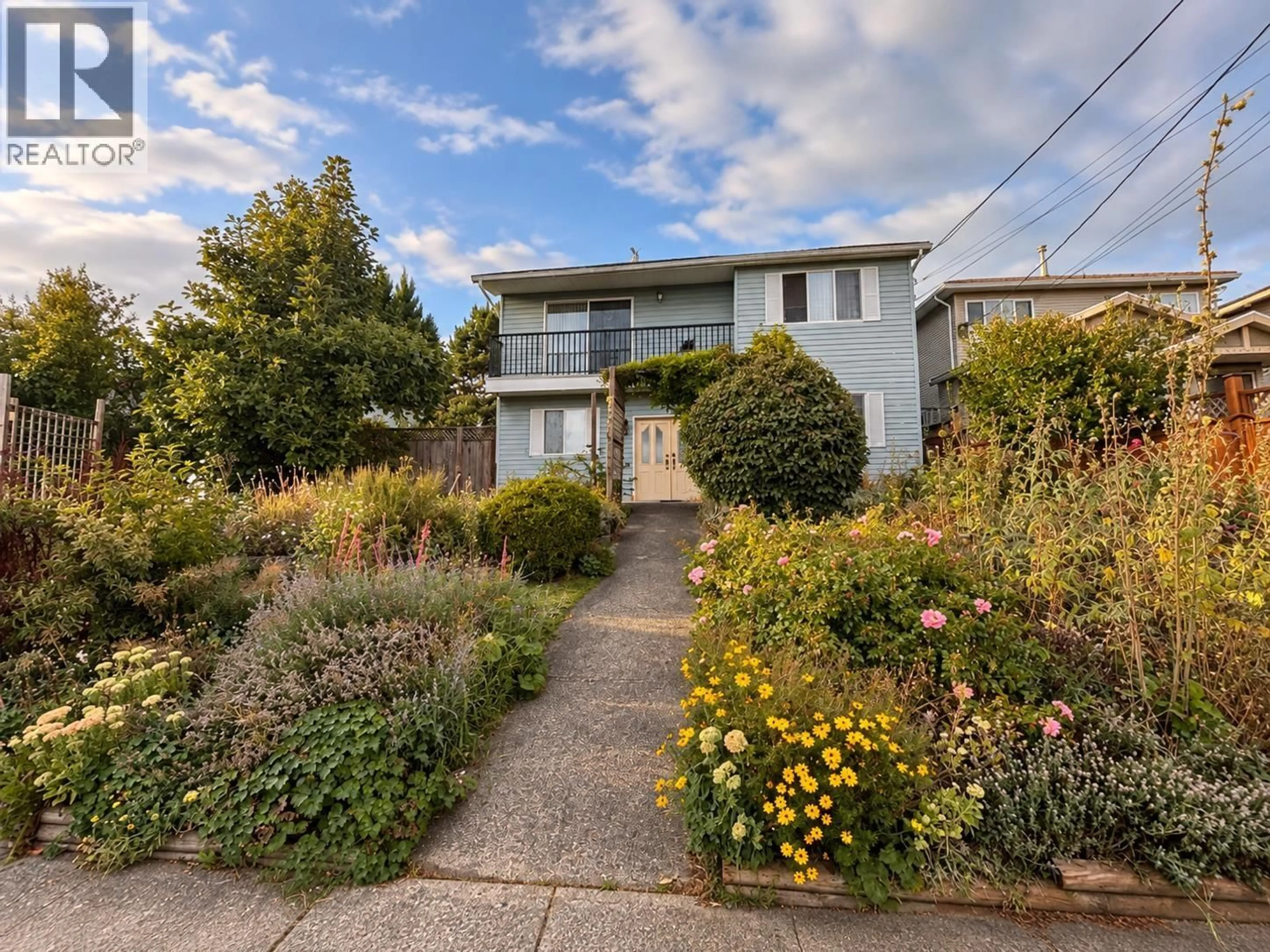 A pic from outside/outdoor area/front of a property/back of a property/a pic from drone, street for 6551 HALIFAX STREET, Burnaby British Columbia V5B2P9