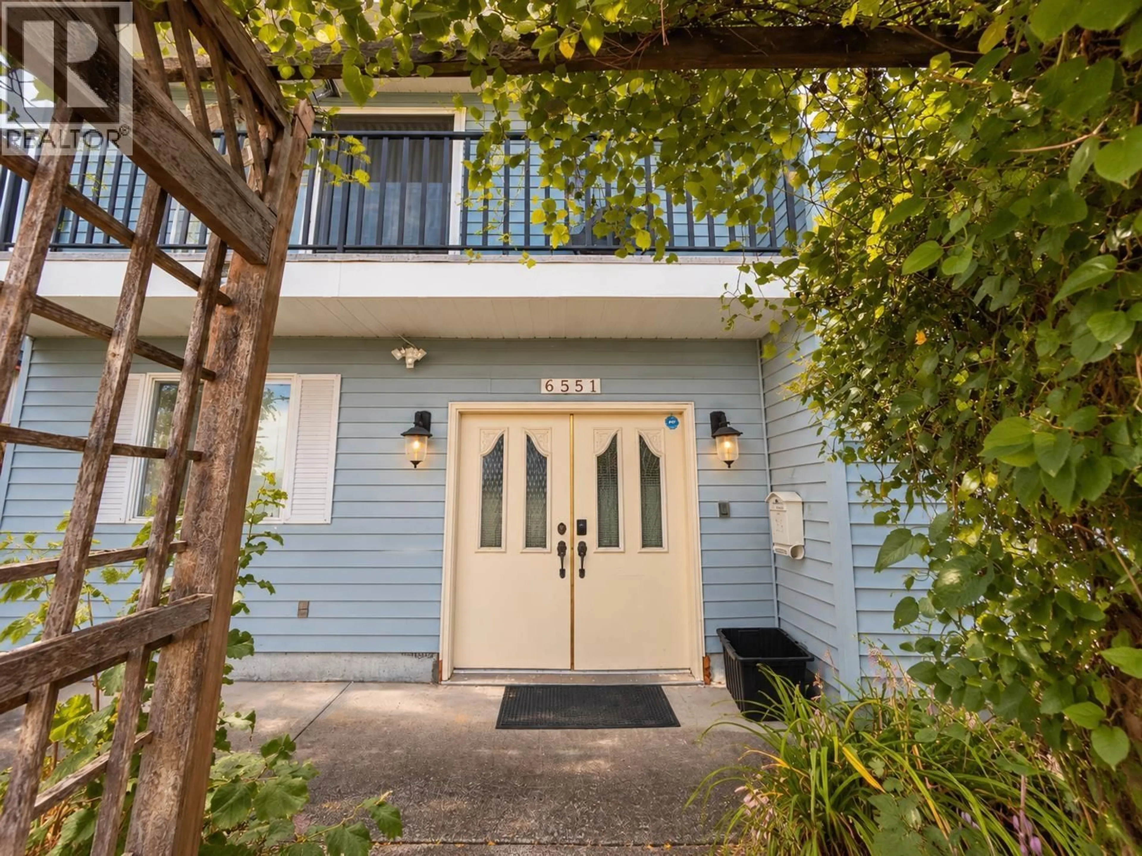 Indoor entryway for 6551 HALIFAX STREET, Burnaby British Columbia V5B2P9