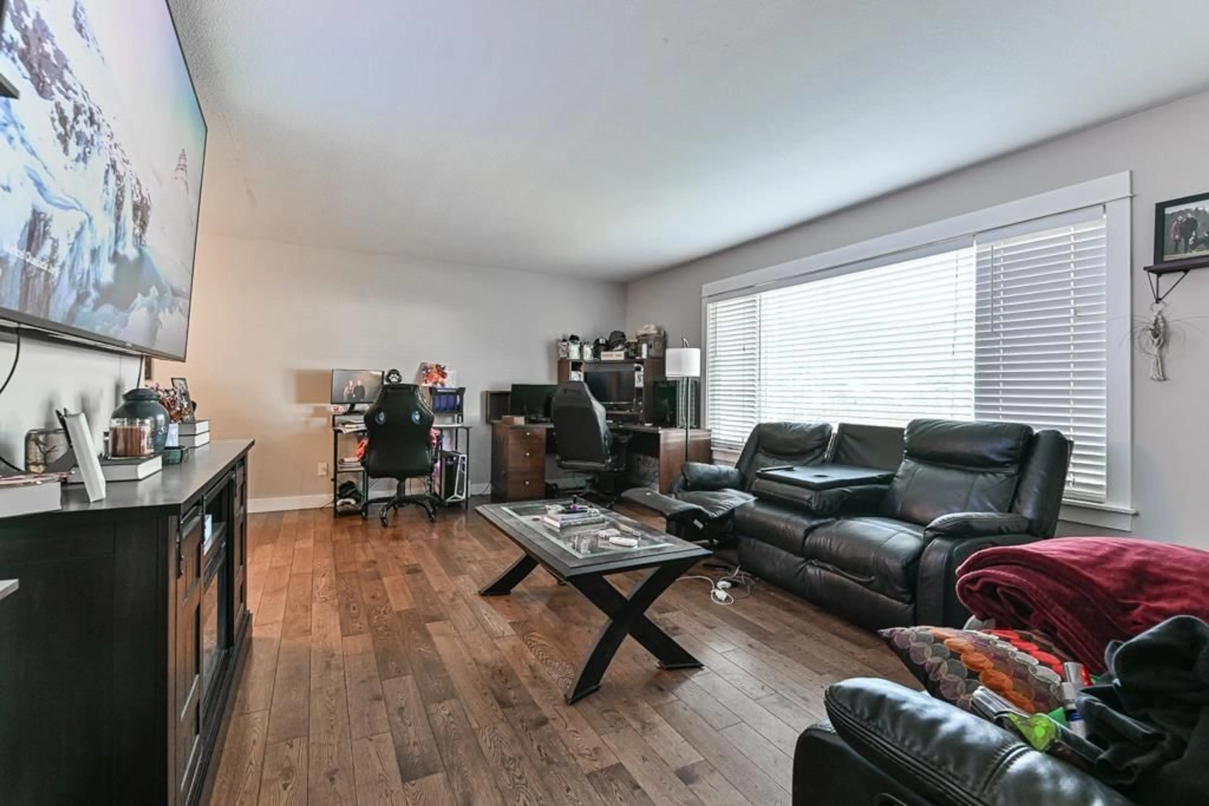 Living room with furniture, wood/laminate floor for 46512 BRICE ROAD, Chilliwack British Columbia V2P3V5