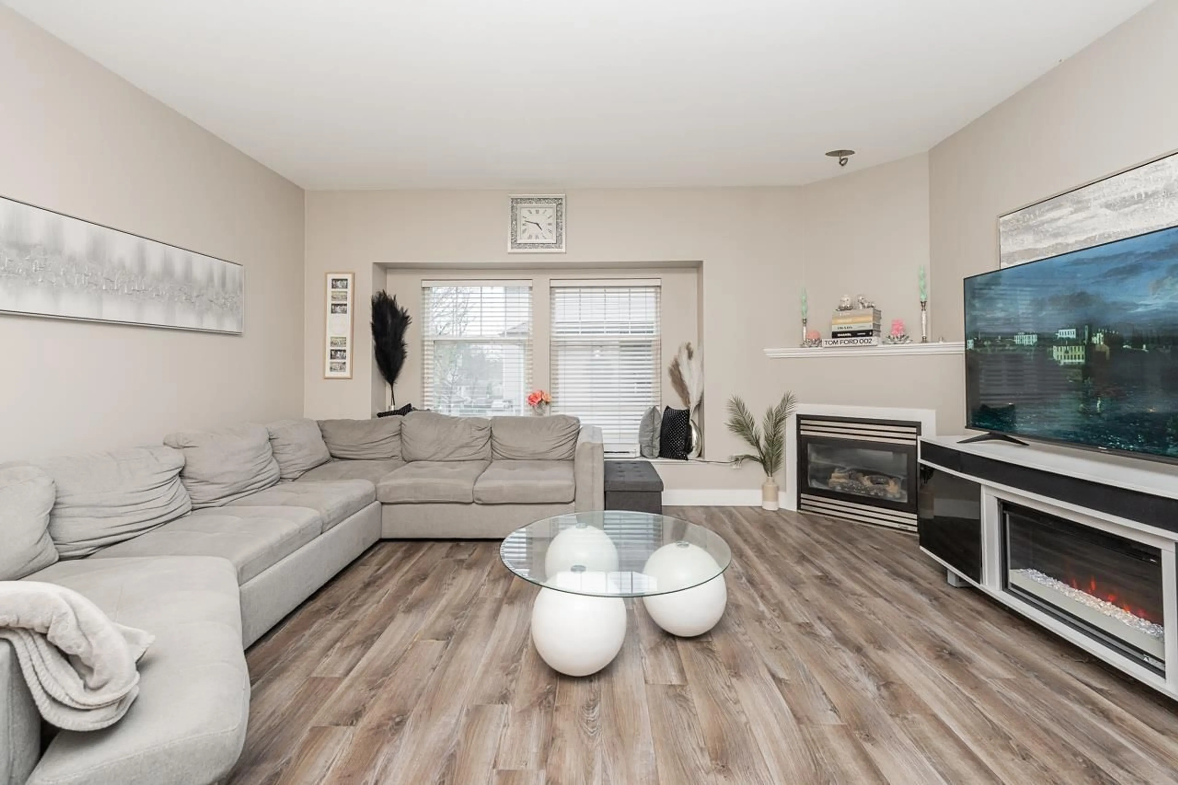Living room with furniture, wood/laminate floor for 15 - 21535 88 AVENUE, Langley British Columbia V1M4E5