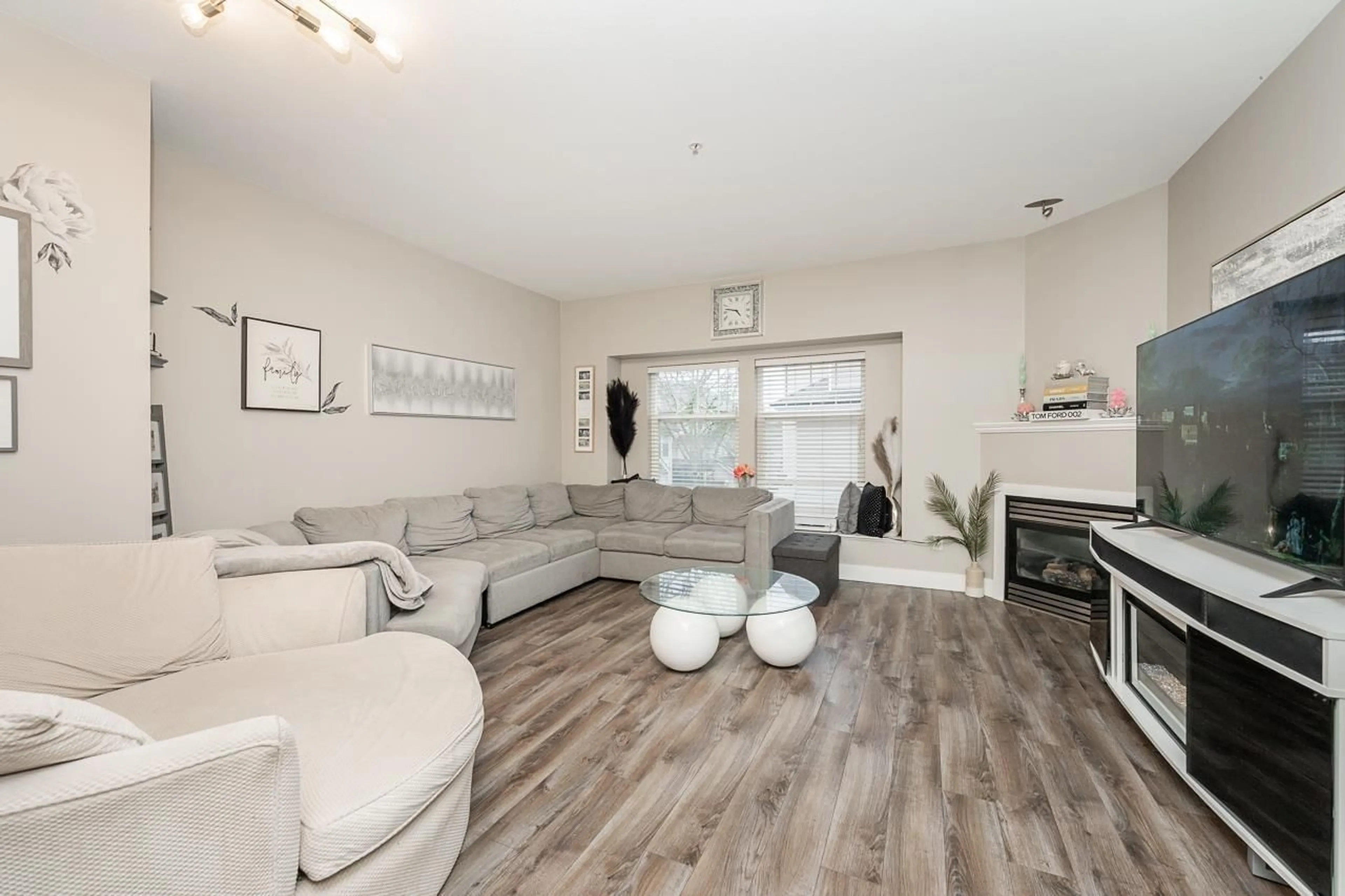 Living room with furniture, unknown for 15 - 21535 88 AVENUE, Langley British Columbia V1M4E5