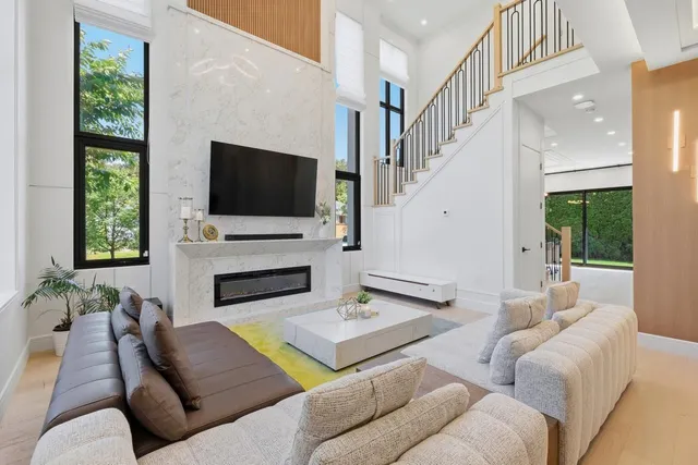 1946 143A STREET, Surrey 5