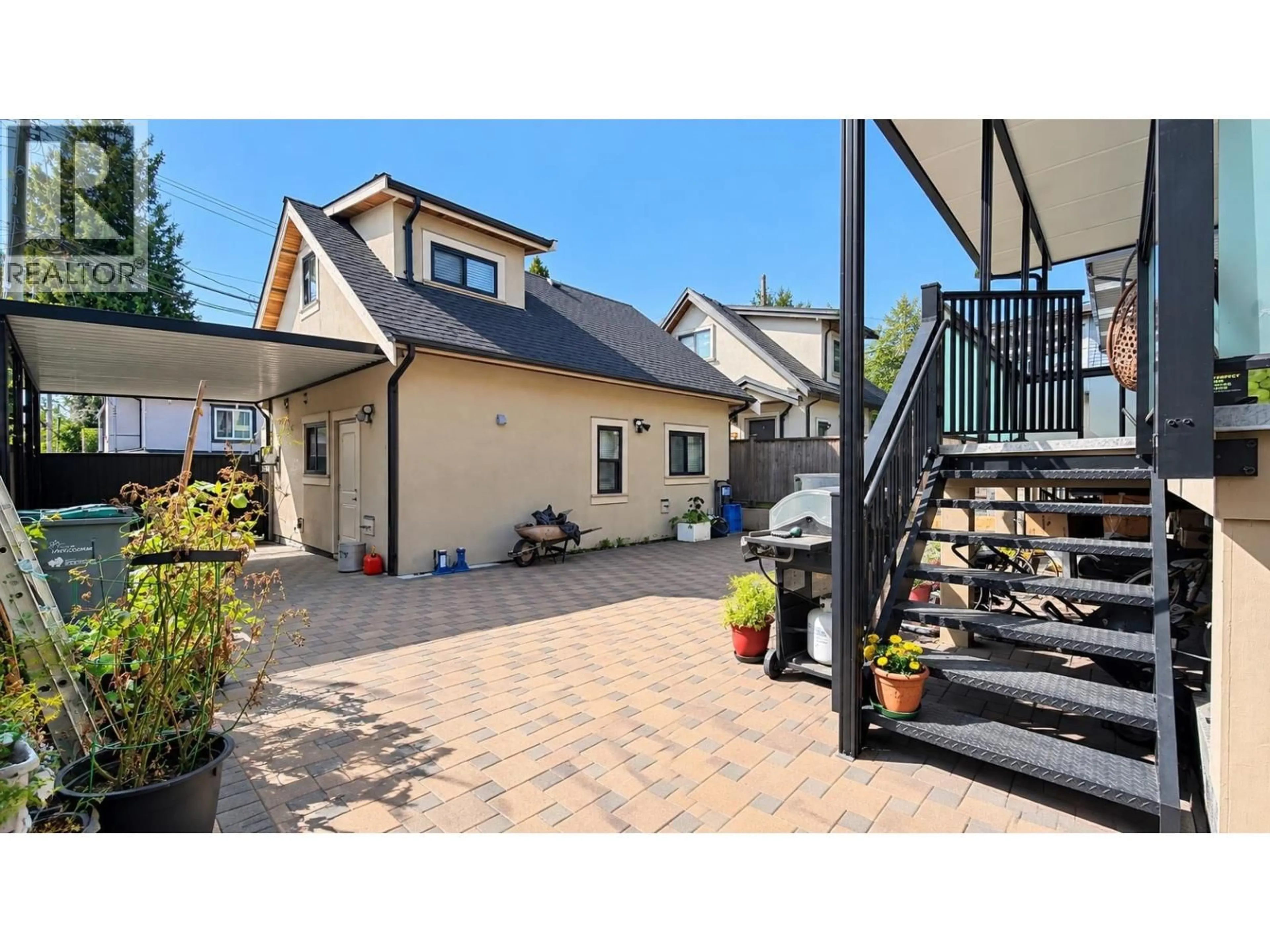 Patio, street for 426 E 63 AVENUE, Vancouver British Columbia V5X2K2