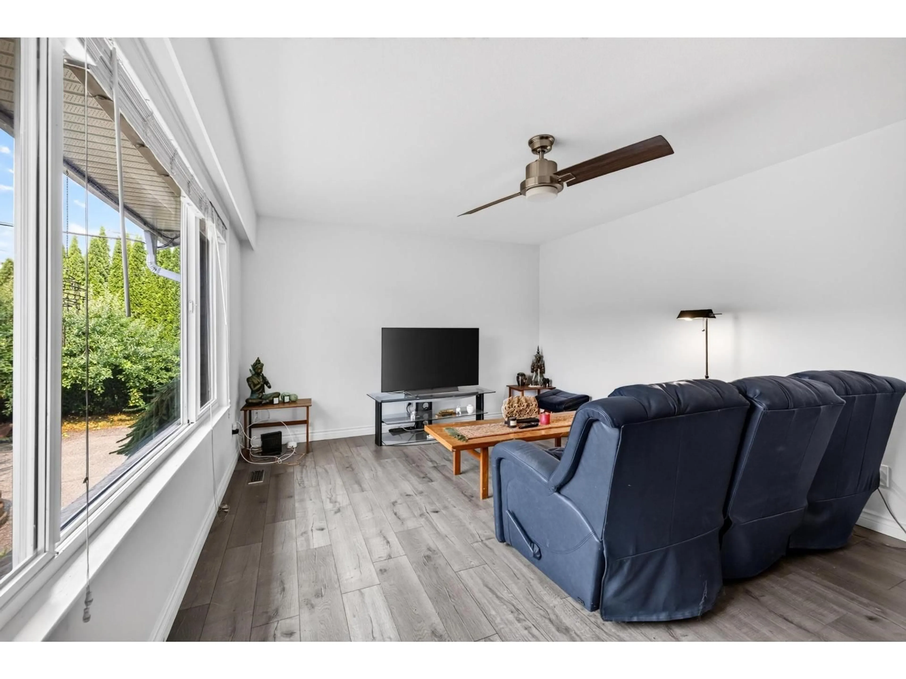 Living room with furniture, wood/laminate floor for 21355 OLD YALE ROAD, Langley British Columbia V3A4M6