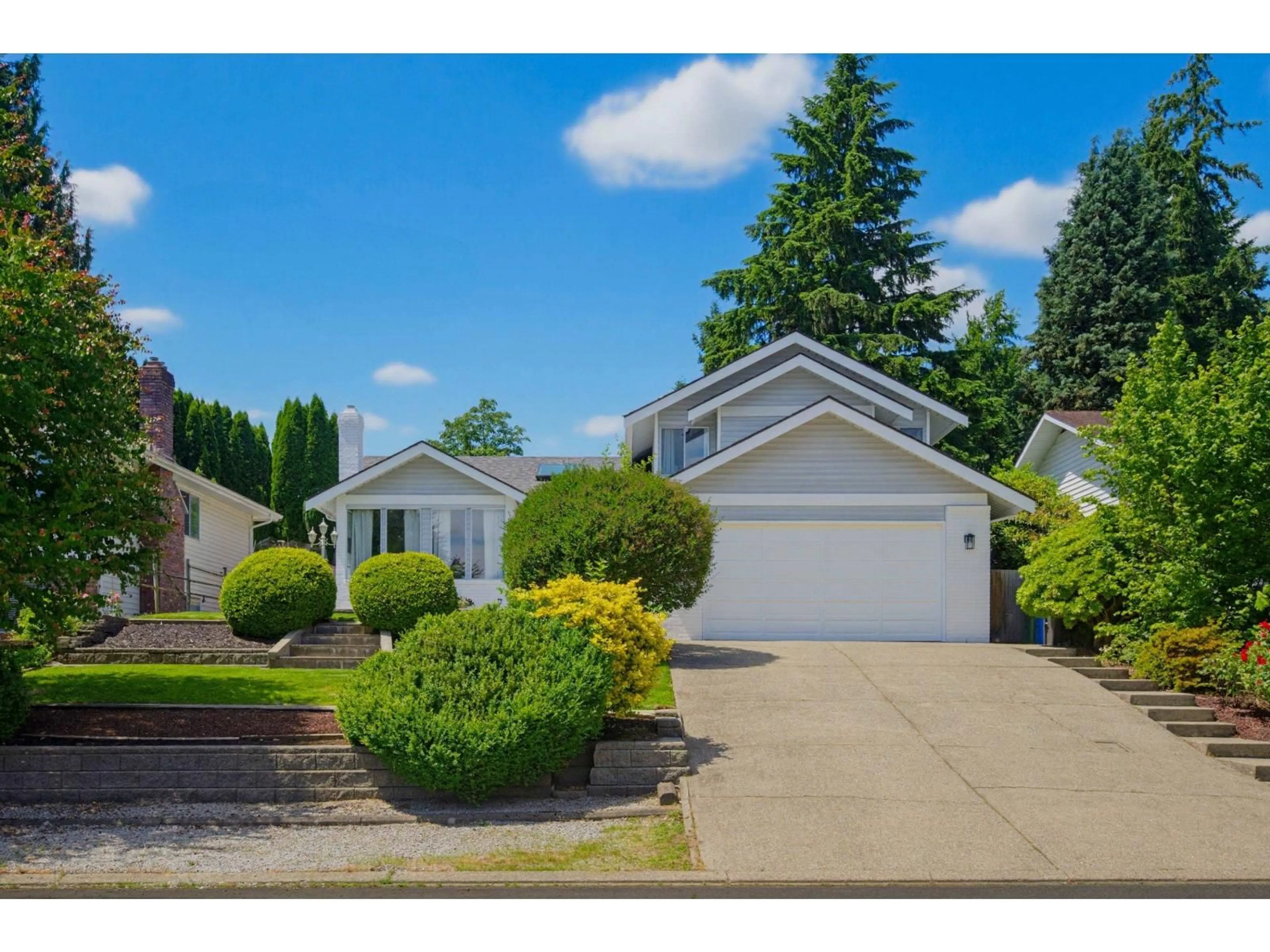 Home with vinyl exterior material, street for 32562 MURRAY AVENUE, Abbotsford British Columbia V2T4T5