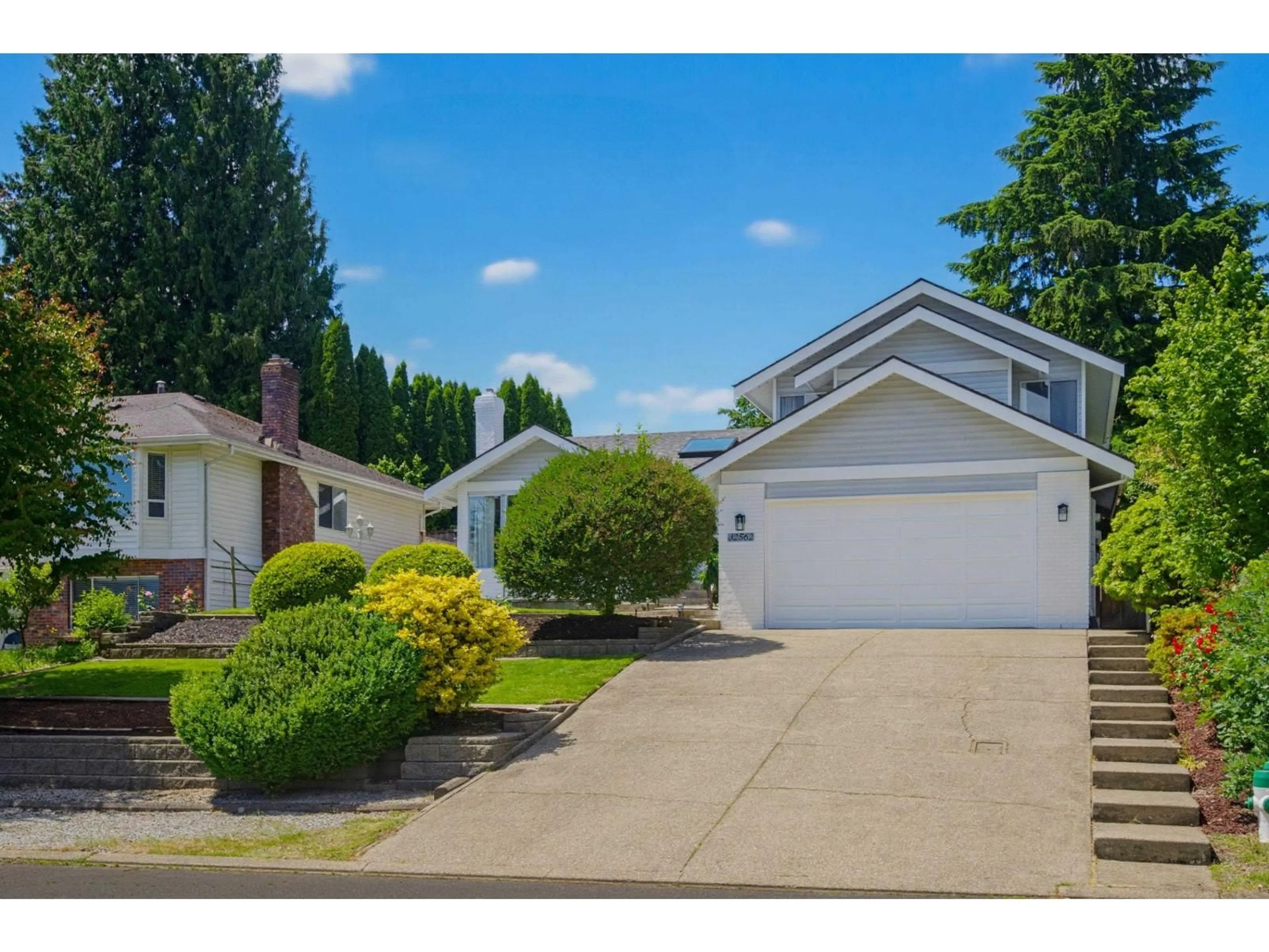 Home with vinyl exterior material, street for 32562 MURRAY AVENUE, Abbotsford British Columbia V2T4T5