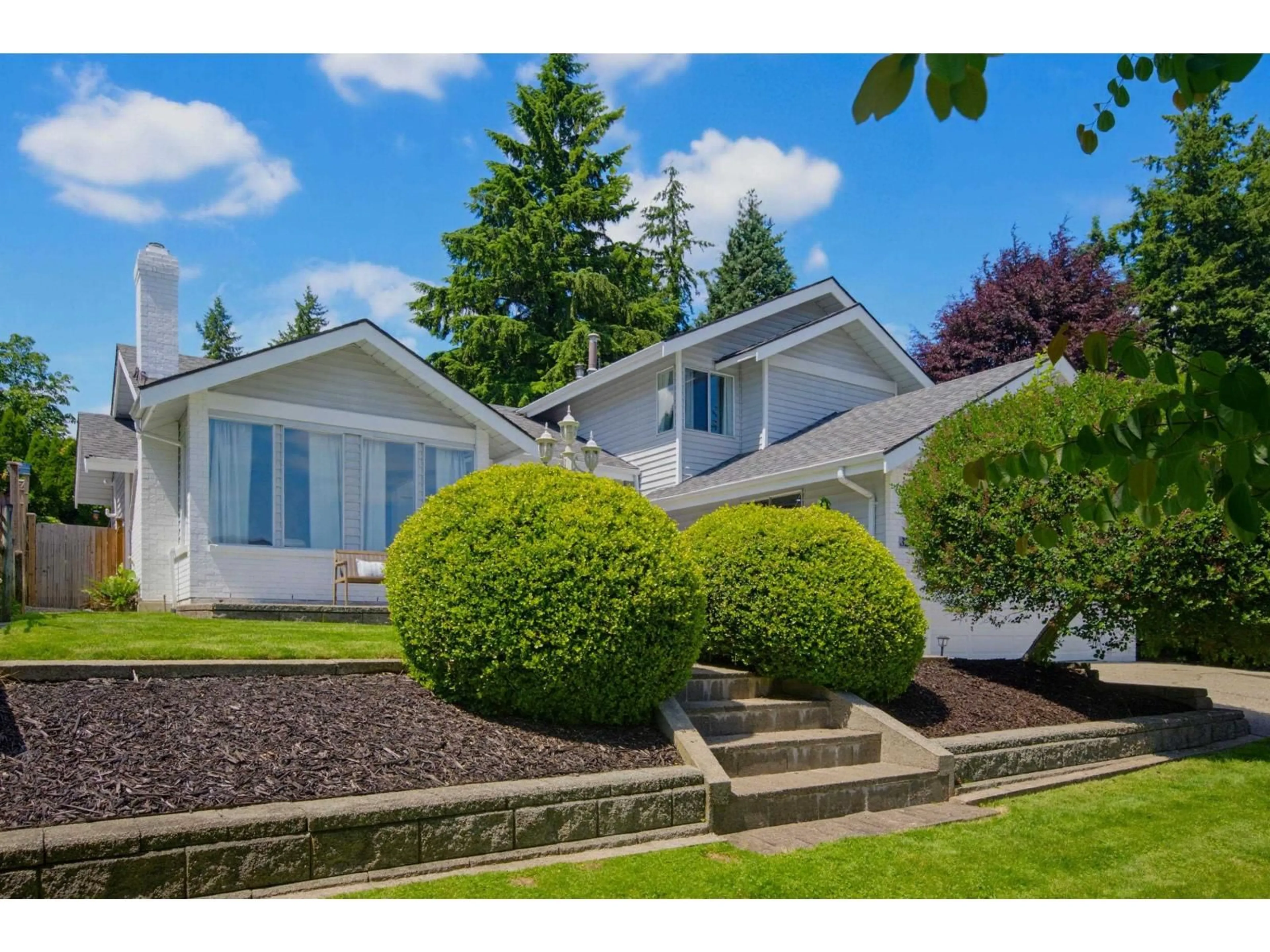 Home with vinyl exterior material, street for 32562 MURRAY AVENUE, Abbotsford British Columbia V2T4T5