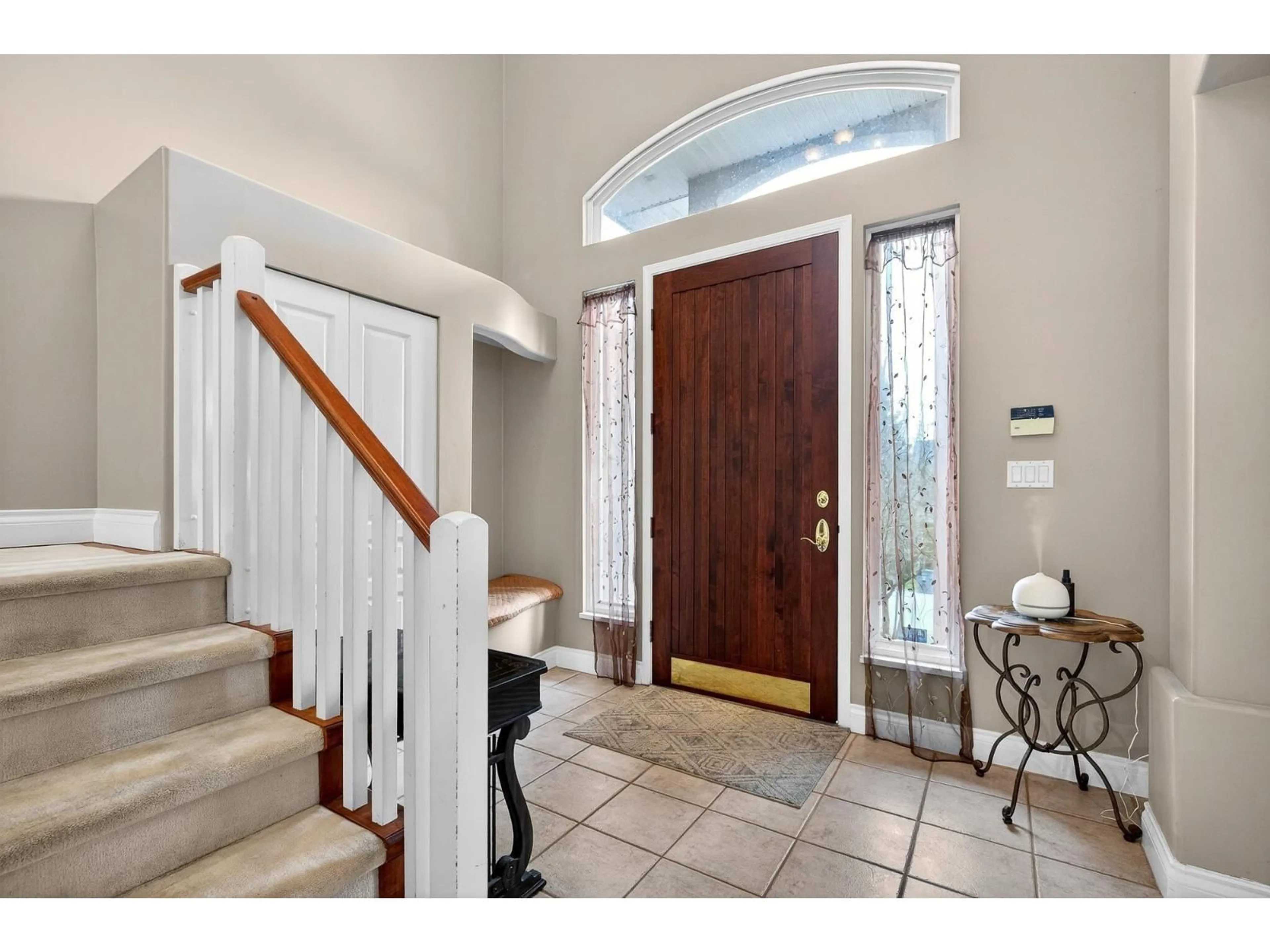 Indoor entryway for 18048 99A AVENUE, Surrey British Columbia V4N4V6