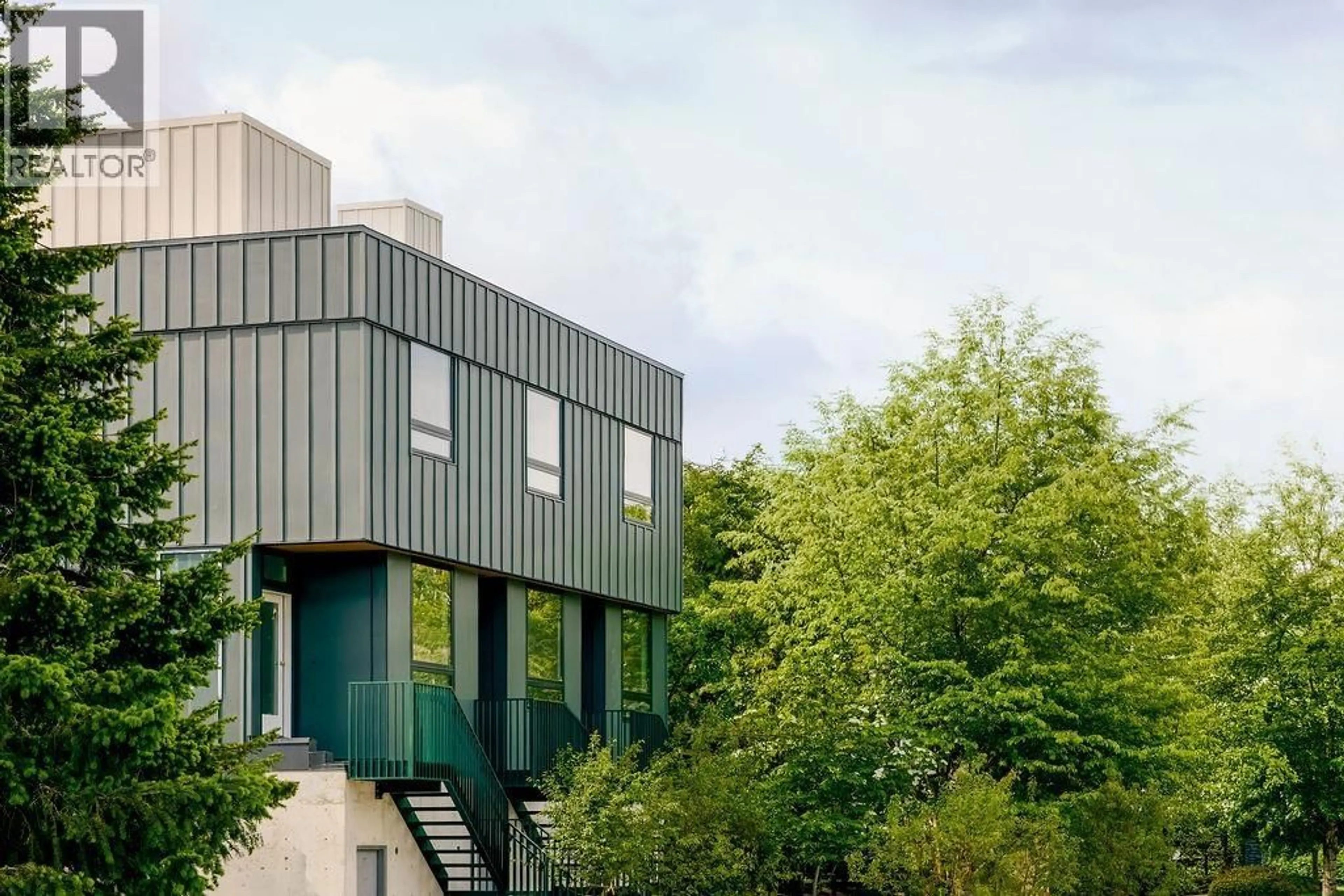 Home with vinyl exterior material, building for 2 - 37940 FOURTH AVENUE, Squamish British Columbia V8B0P7