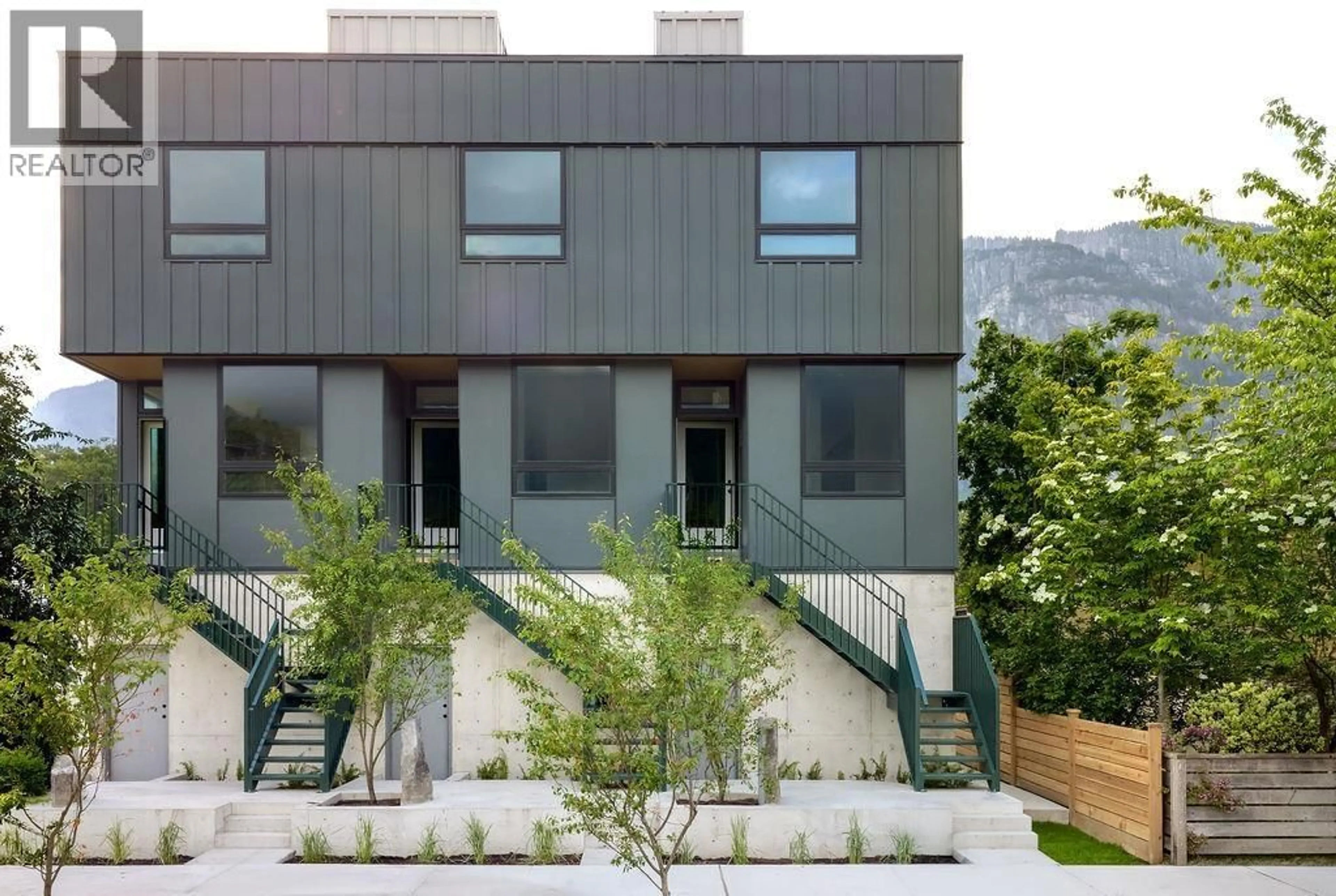 Home with vinyl exterior material, street for 2 - 37940 FOURTH AVENUE, Squamish British Columbia V8B0P7