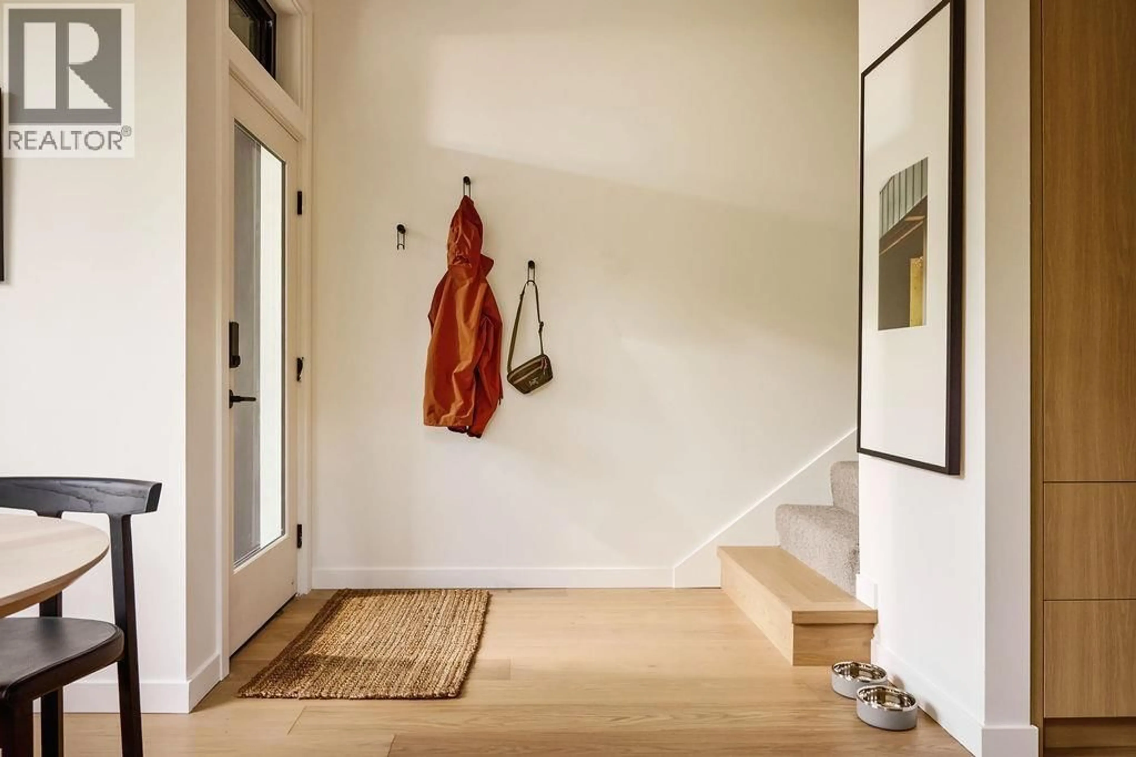 Indoor entryway for 2 - 37940 FOURTH AVENUE, Squamish British Columbia V8B0P7