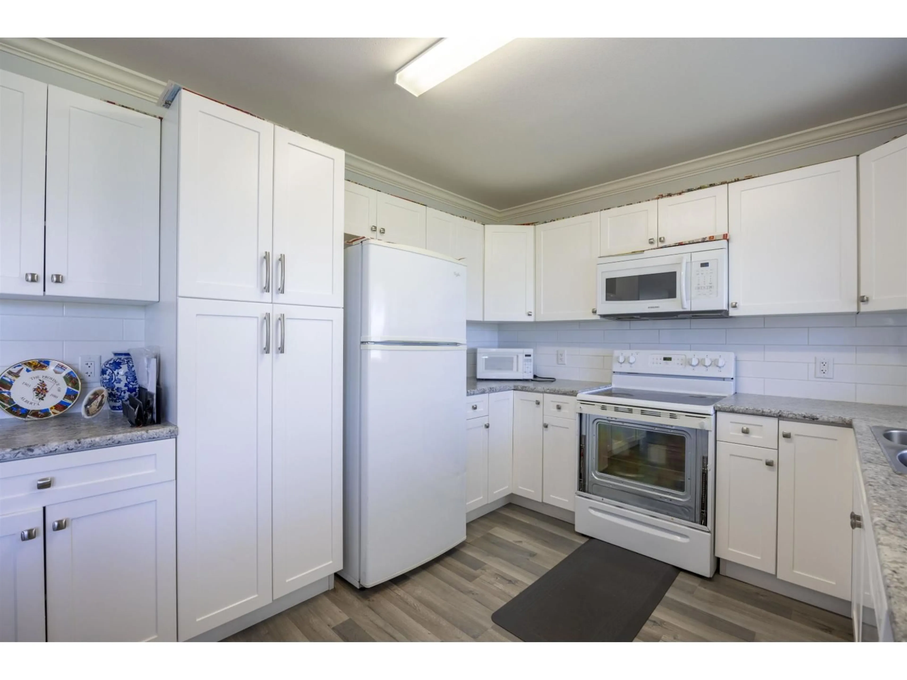 Standard kitchen, unknown for 13957 115A AVENUE, Surrey British Columbia V3R9Y4