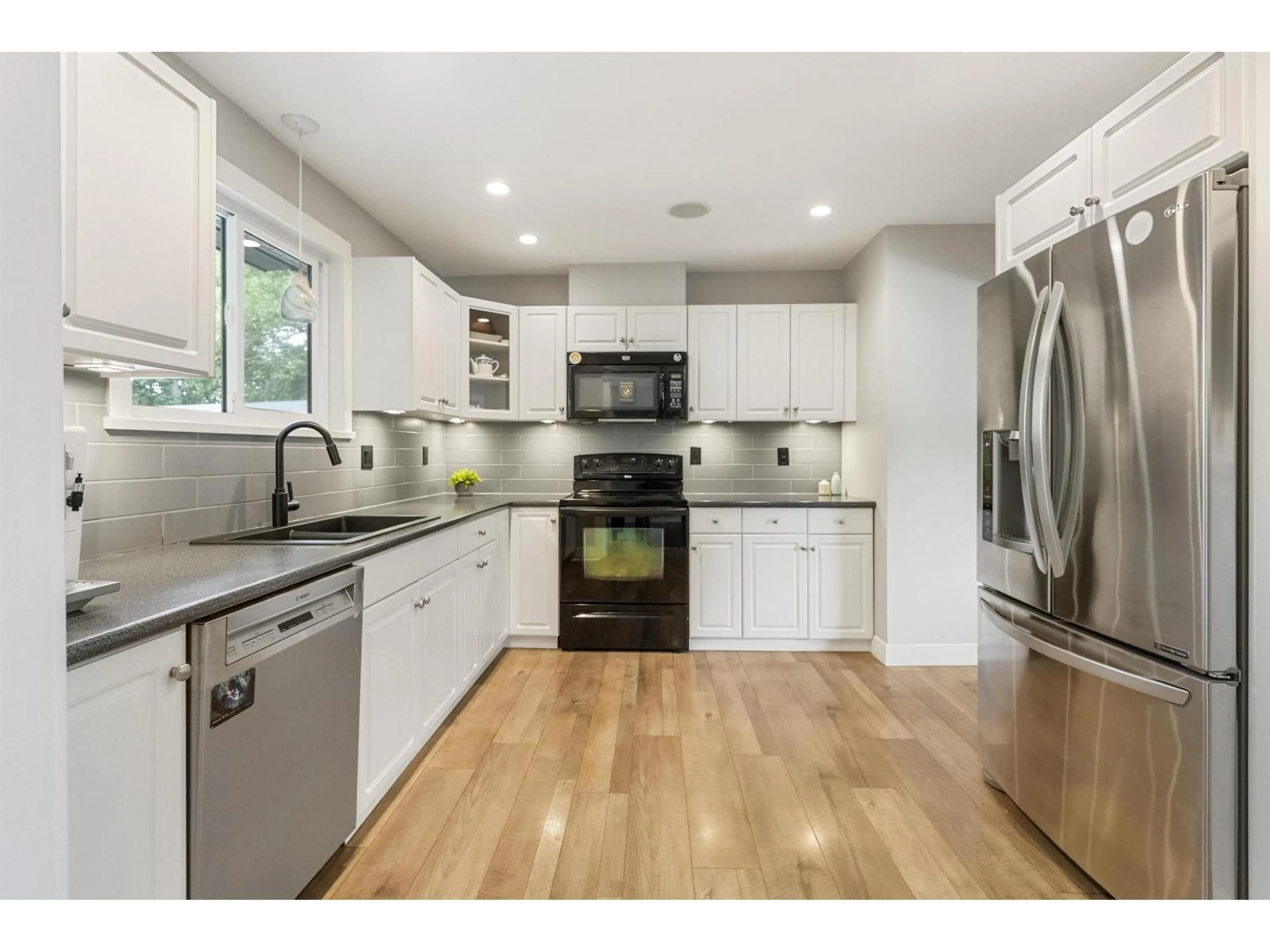 Open concept kitchen, unknown for 3499 WRIGHT STREET, Abbotsford British Columbia V2S6B3