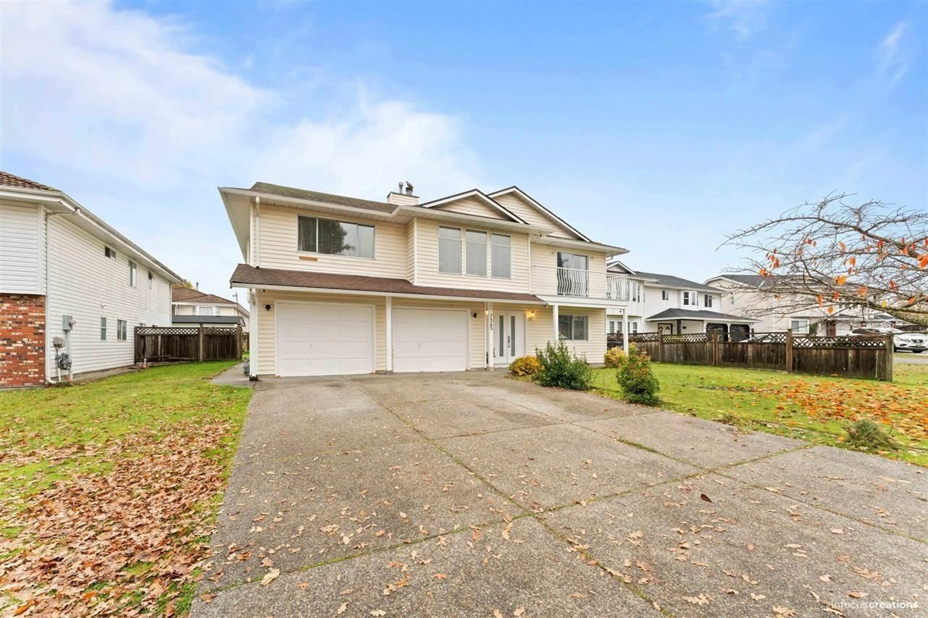 Home with vinyl exterior material, street for 7565 123A STREET, Surrey British Columbia V3W9P6
