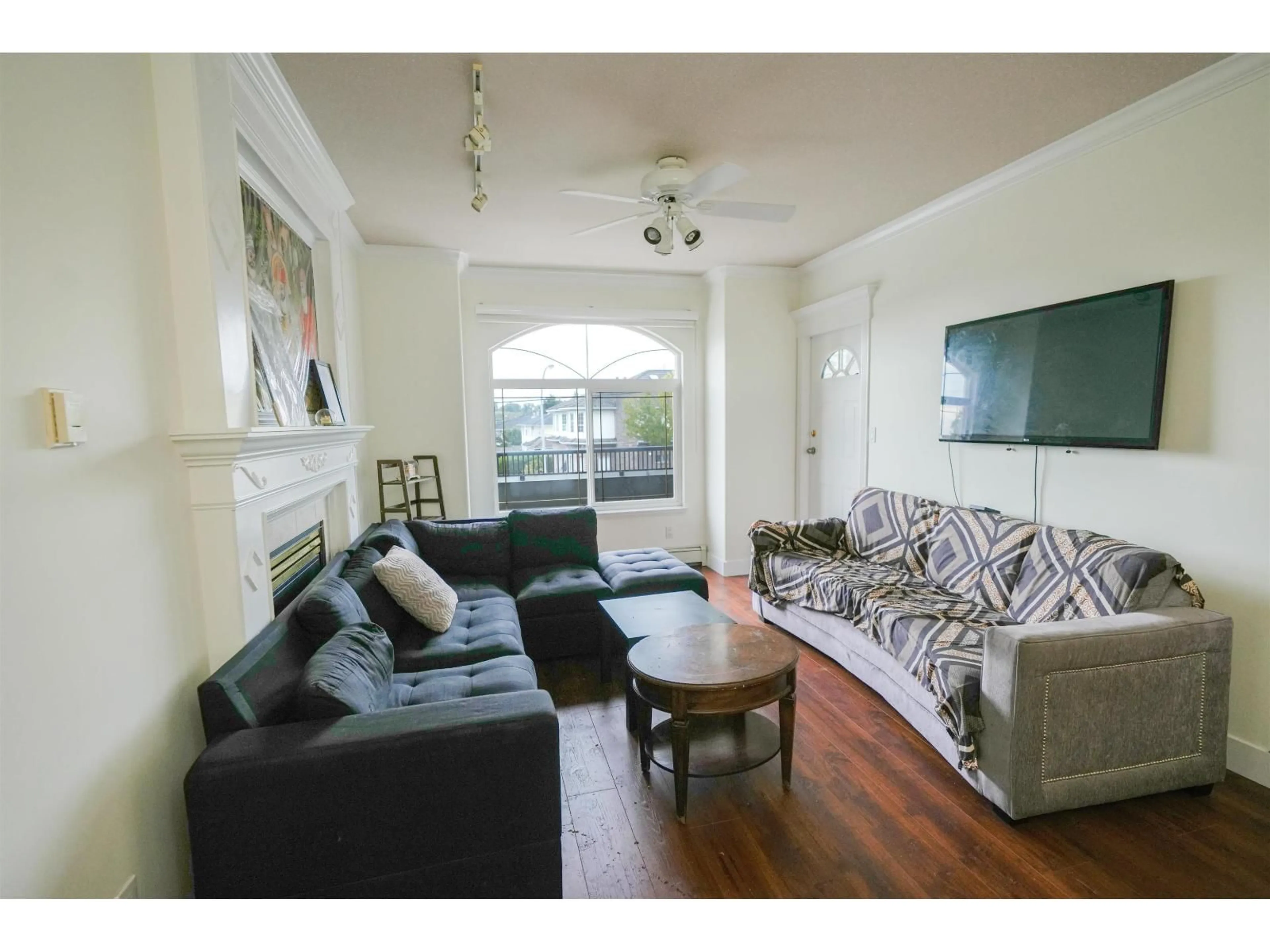 Living room with furniture, wood/laminate floor for 13347 89 AVENUE, Surrey British Columbia V3V1A6