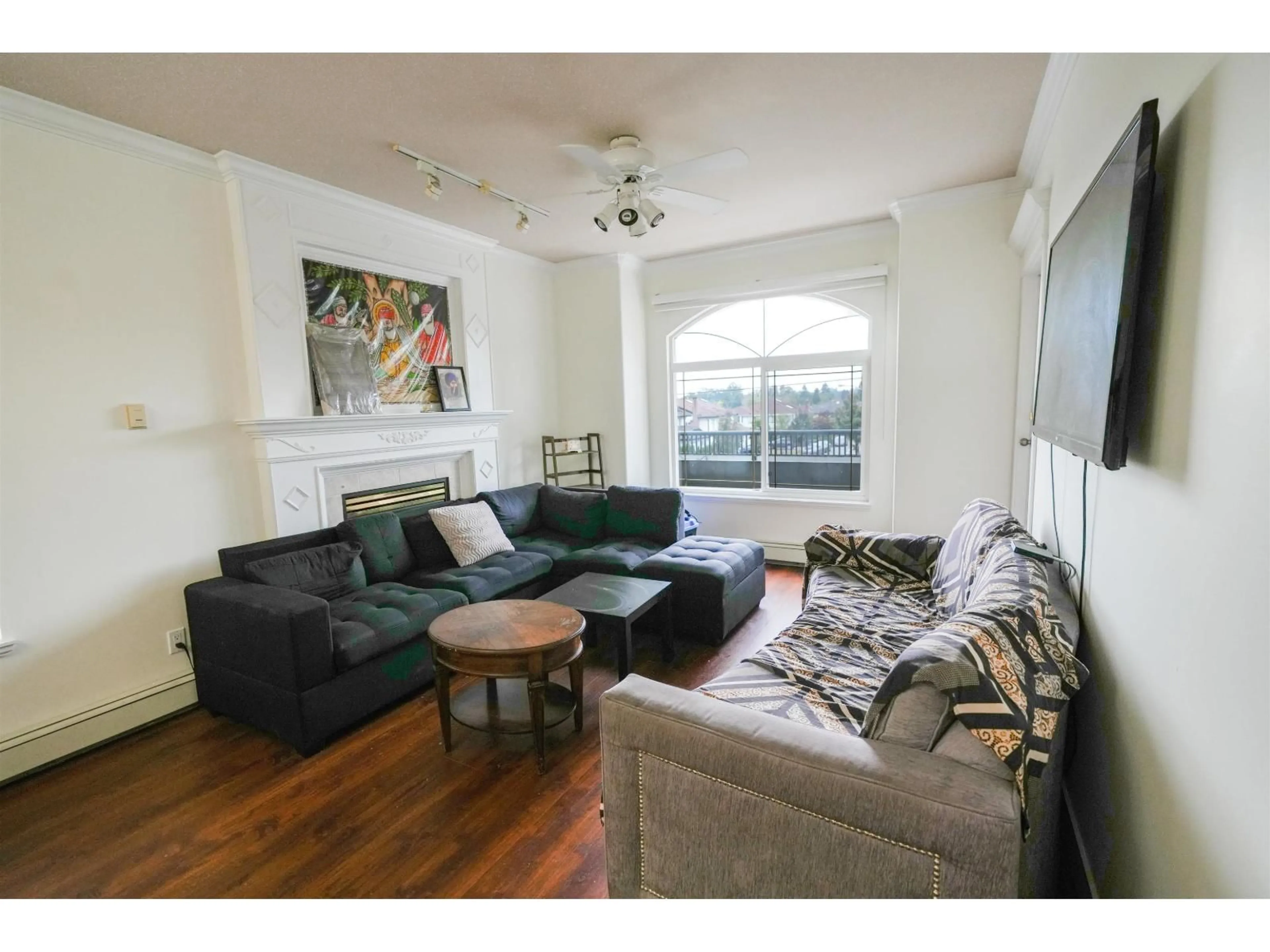 Living room with furniture, wood/laminate floor for 13347 89 AVENUE, Surrey British Columbia V3V1A6