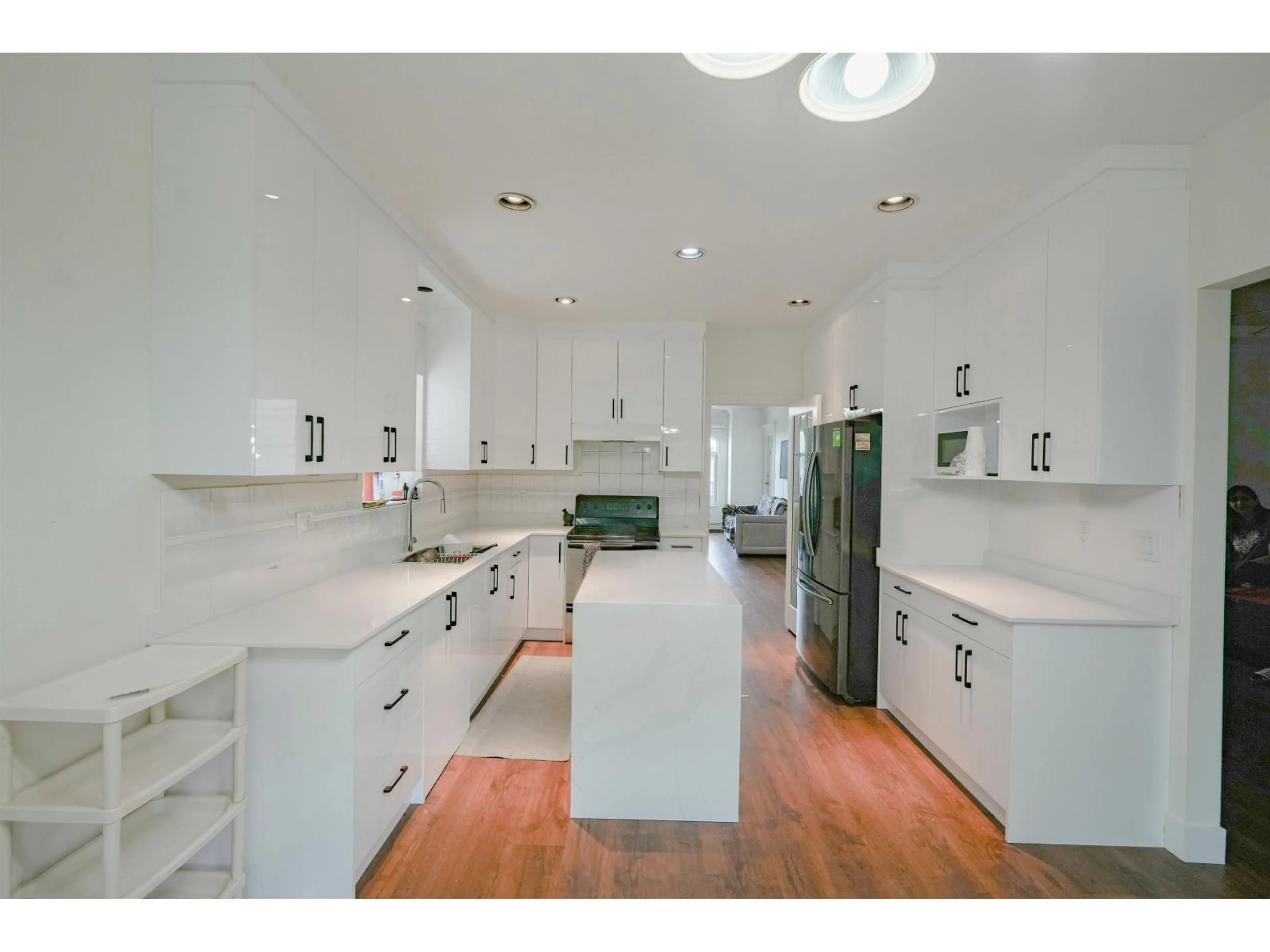 Open concept kitchen, ceramic/tile floor for 13347 89 AVENUE, Surrey British Columbia V3V1A6