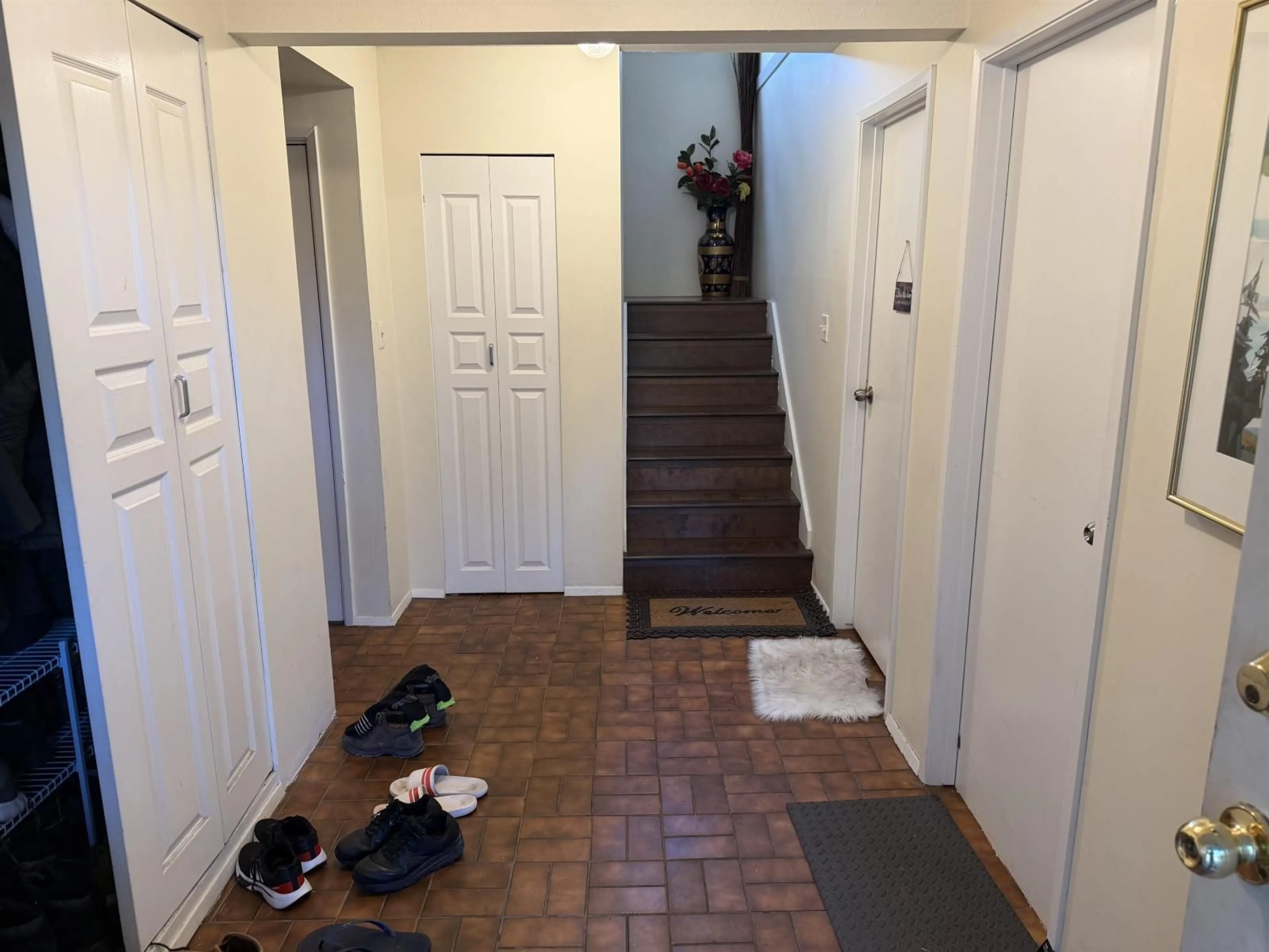 Indoor entryway for 15097 95 AVENUE, Surrey British Columbia V3R7S3
