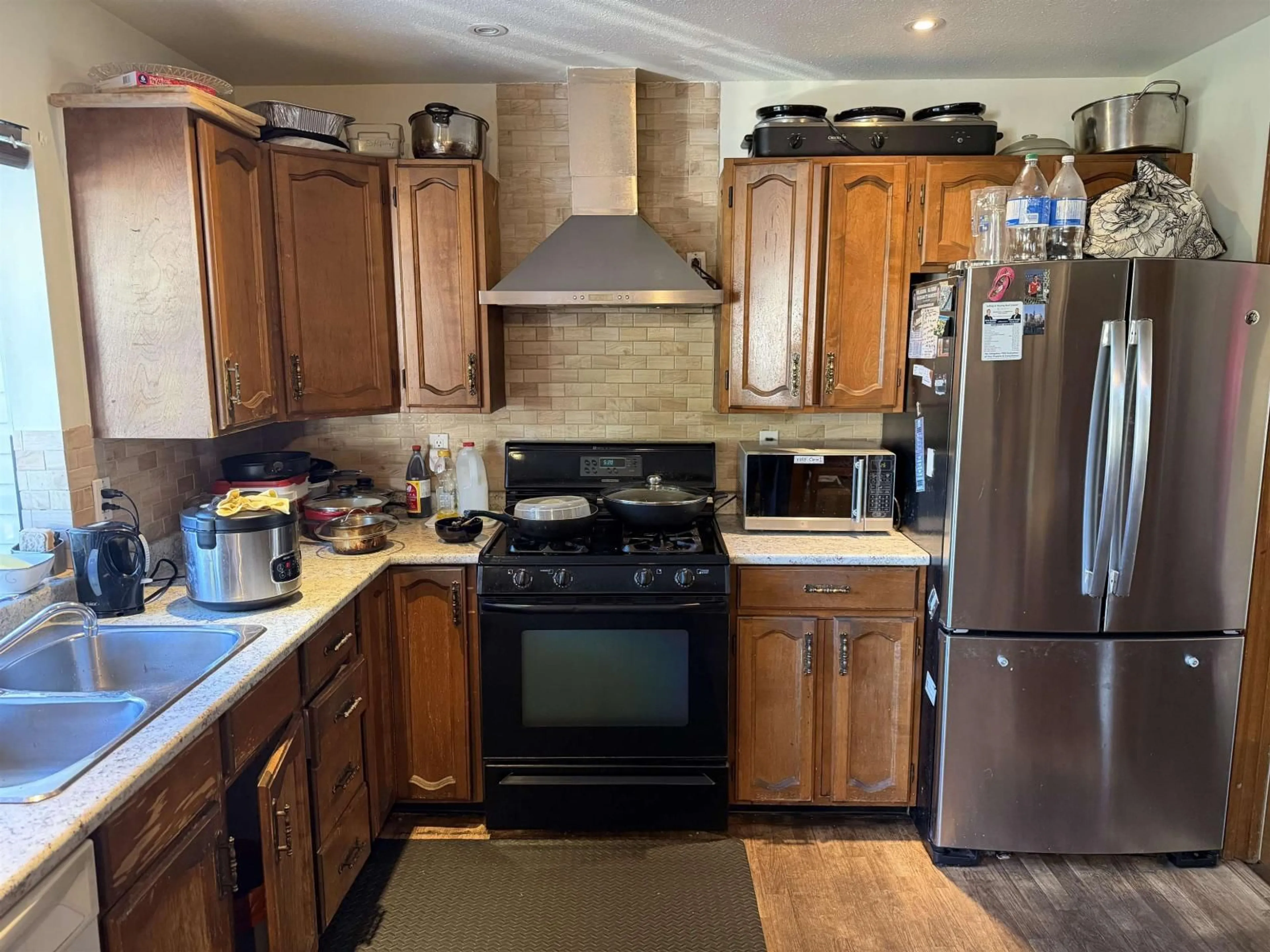Standard kitchen, unknown for 15097 95 AVENUE, Surrey British Columbia V3R7S3