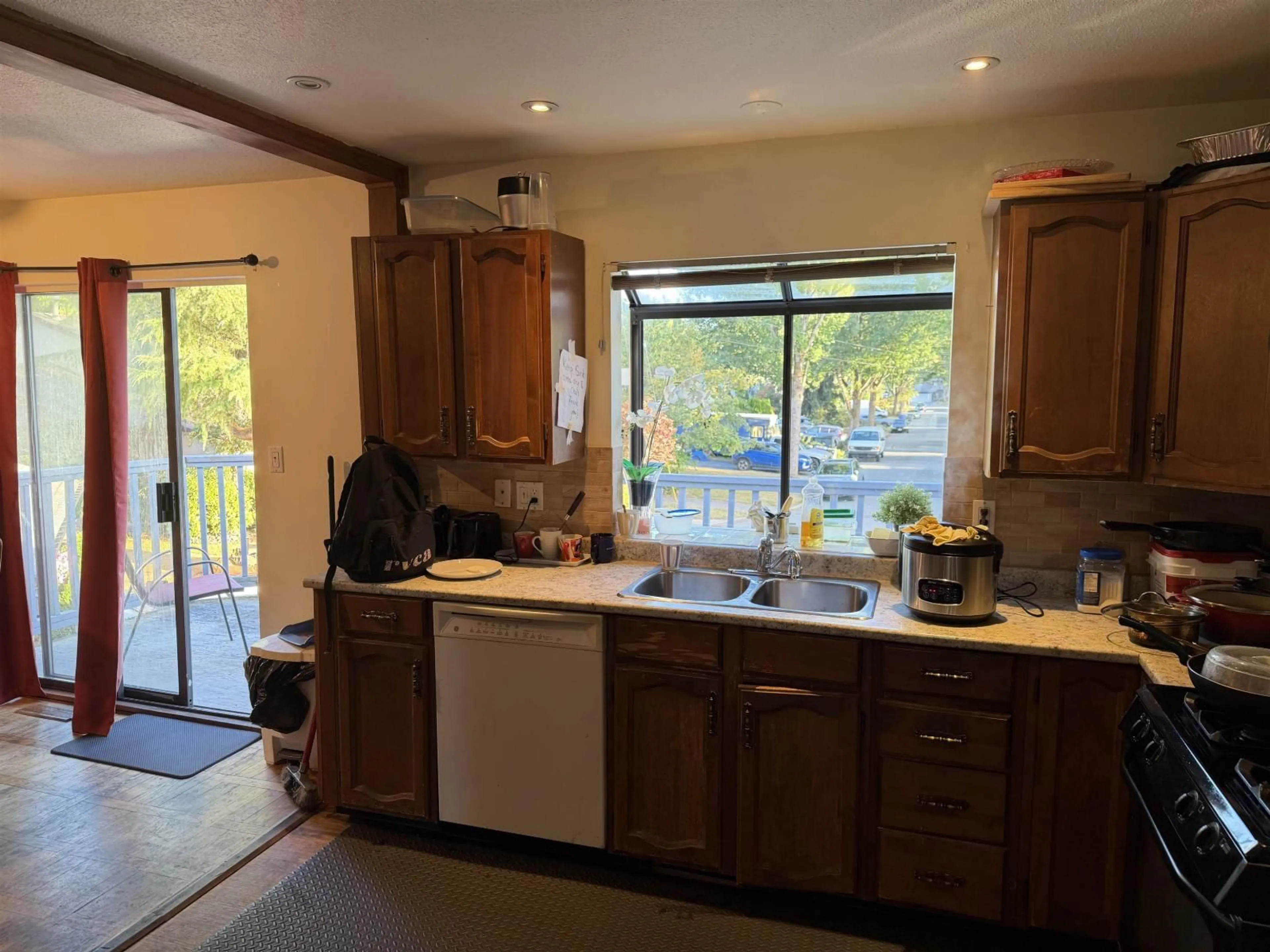 Standard kitchen, unknown for 15097 95 AVENUE, Surrey British Columbia V3R7S3