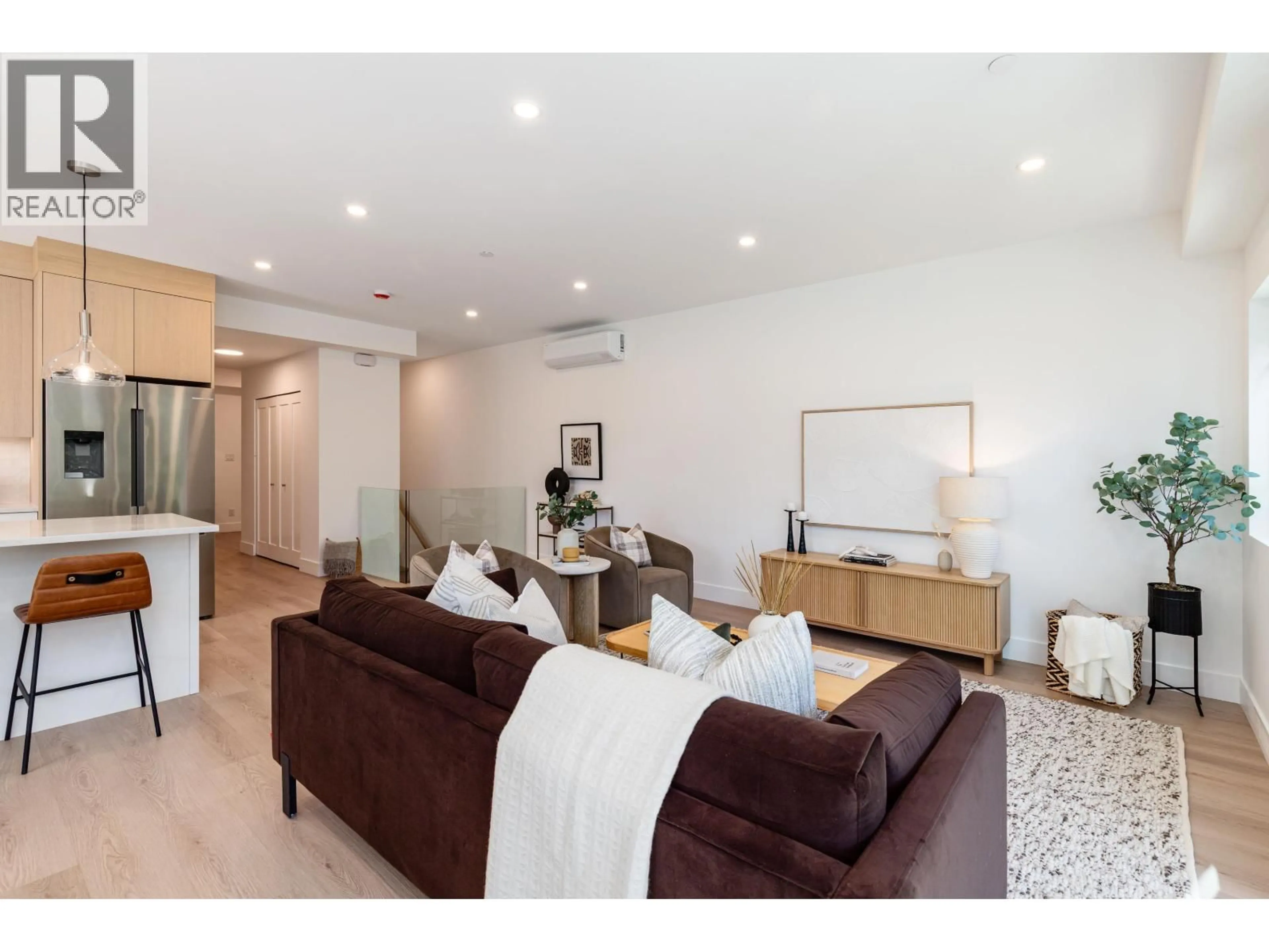 Living room with furniture, wood/laminate floor for 1 - 2096 CRUMPIT WOODS DRIVE, Squamish British Columbia V8B0T6