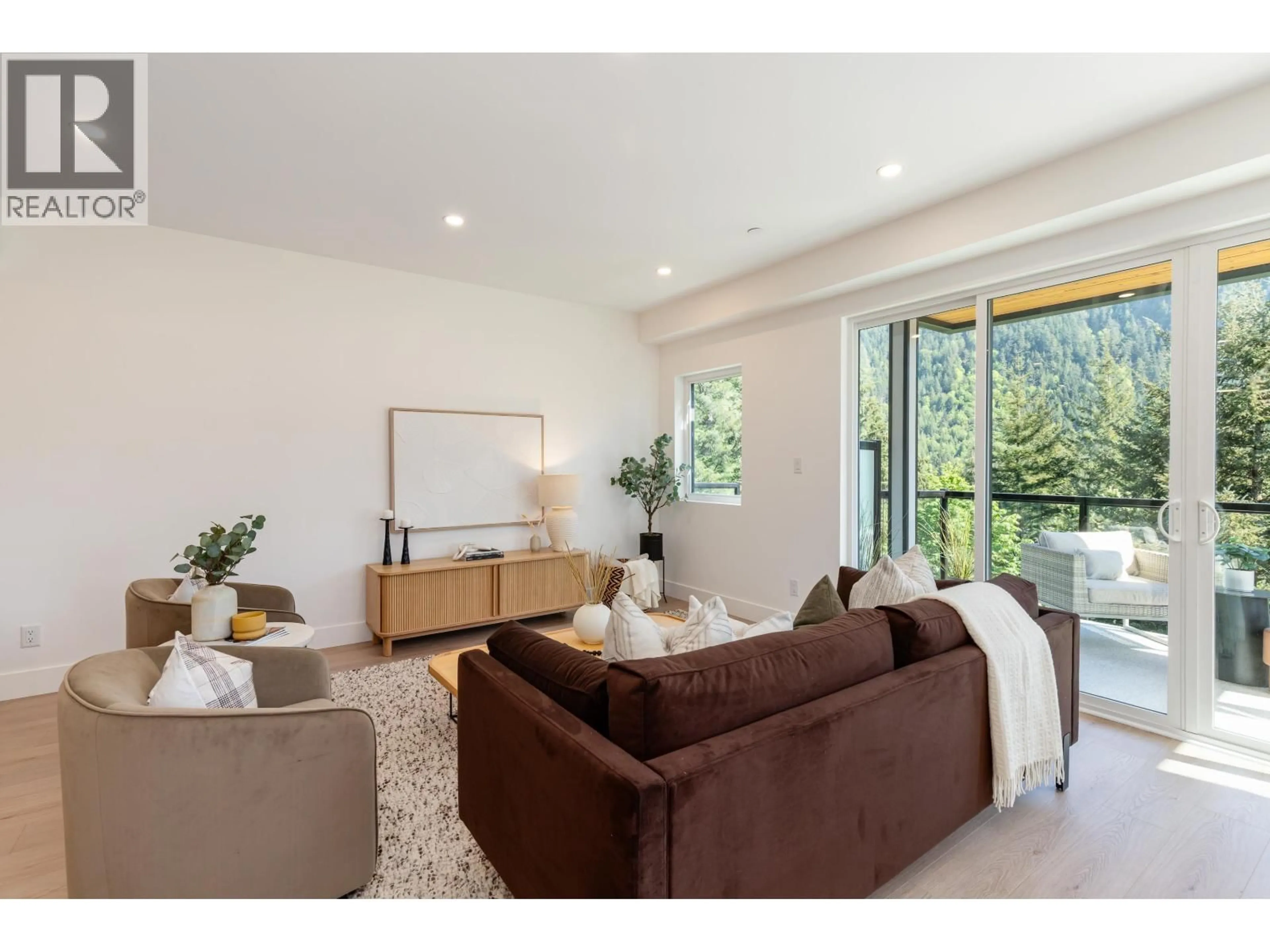 Living room with furniture, unknown for 1 - 2098 CRUMPIT WOODS DRIVE, Squamish British Columbia V8B0T6