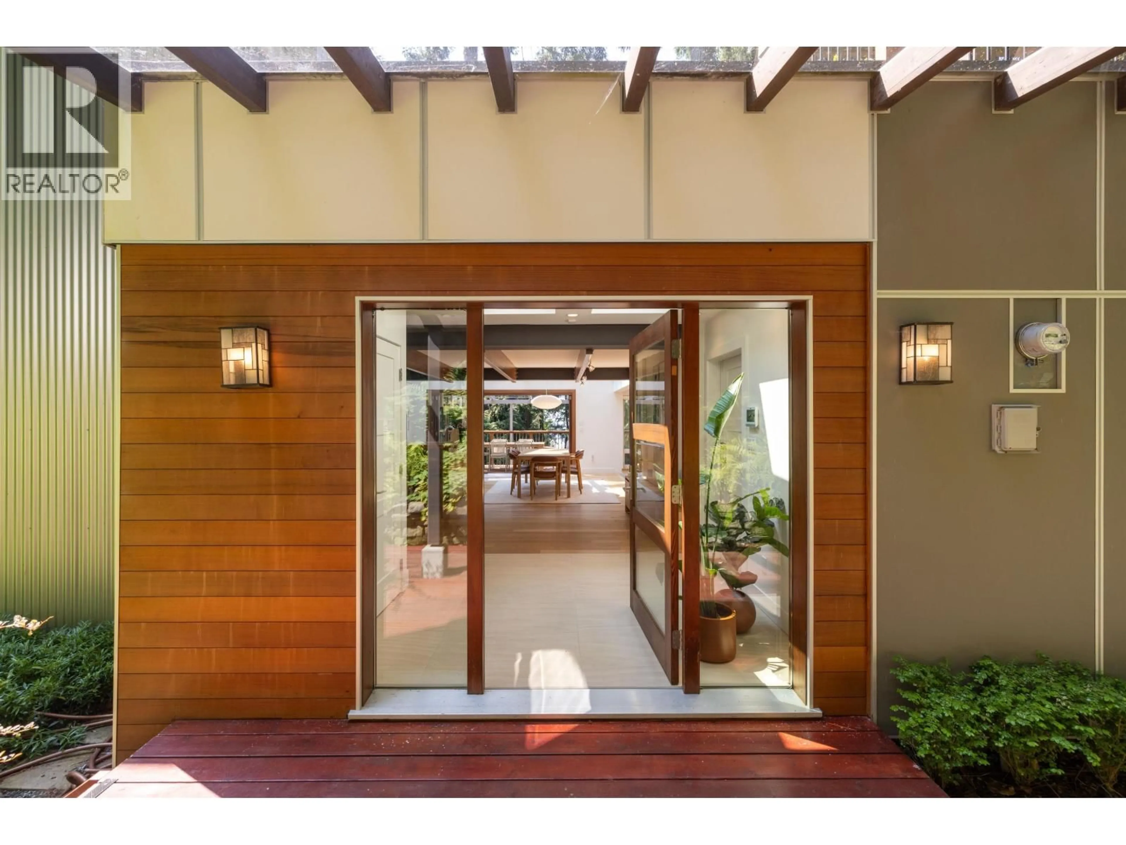 Indoor entryway for 170 SUNSET DRIVE, Lions Bay British Columbia V0N2E0