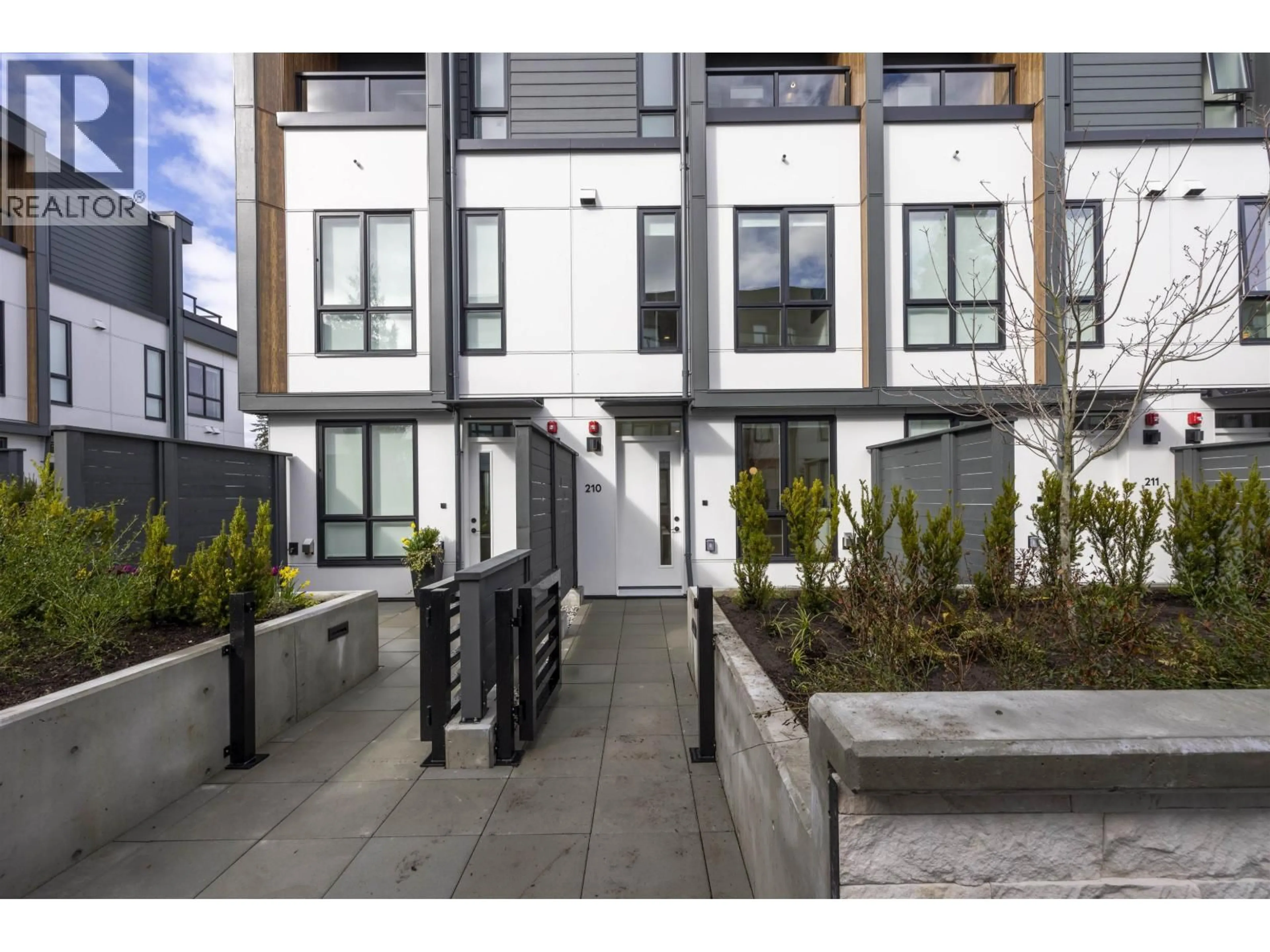 Patio, street for 210 - 715 DUCKLOW STREET, Coquitlam British Columbia V3J4C9