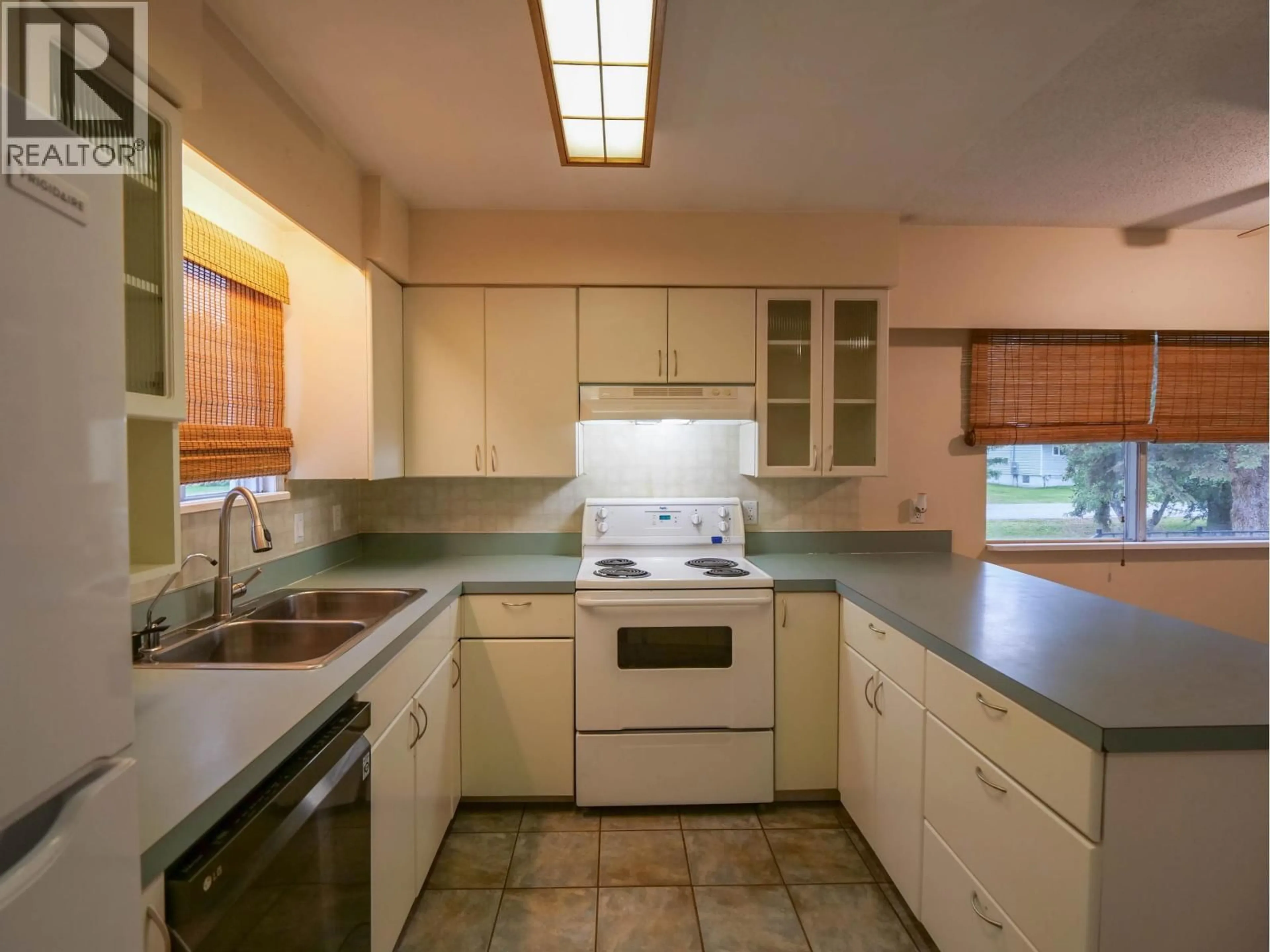 Standard kitchen, ceramic/tile floor for 1802 POPLAR AVENUE, Red Bluff / Dragon Lake British Columbia V2J3Z5